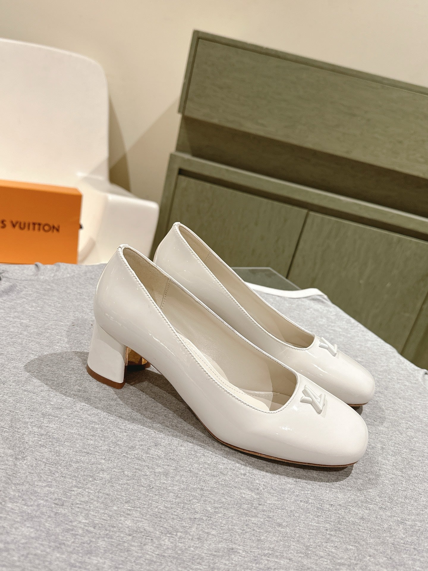 SWING HIGH PUMP 55 MM IN WHITE PATENT CALFSKIN - 35