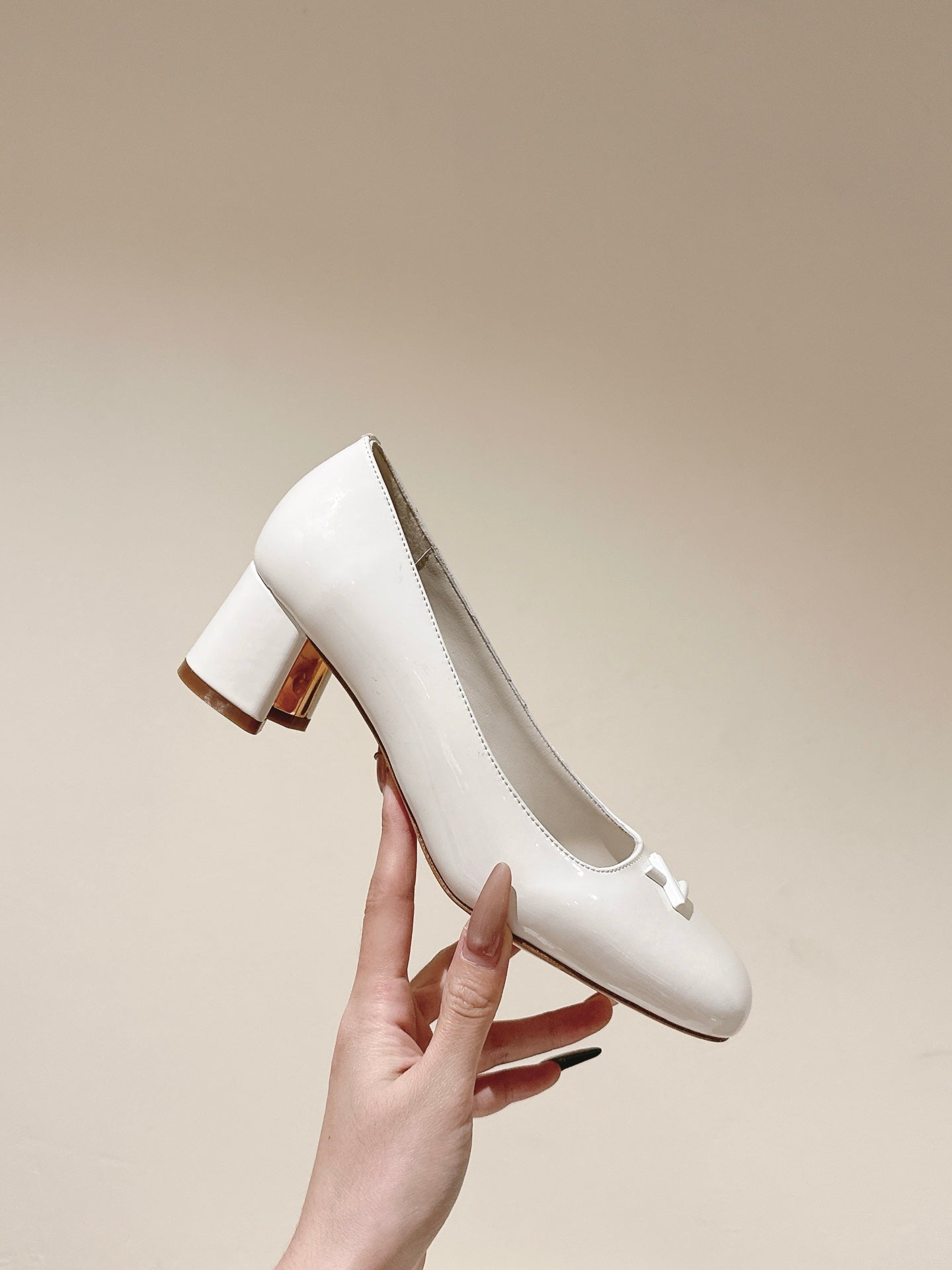 SWING HIGH PUMP 55 MM IN WHITE PATENT CALFSKIN - 35