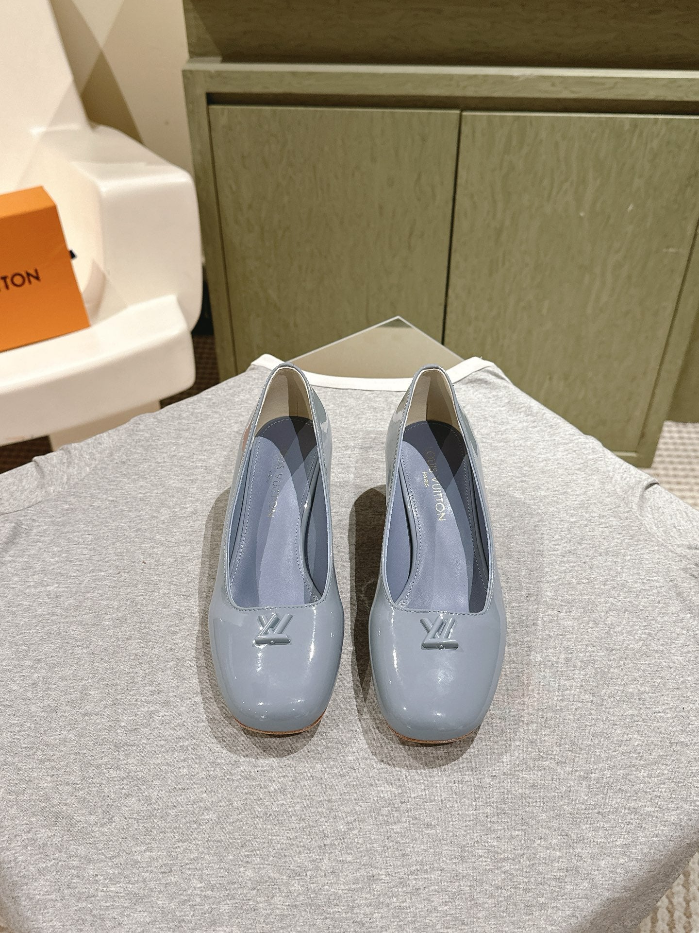 SWING HIGH PUMP 55 MM IN ICE BLUE PATENT CALFSKIN - 35
