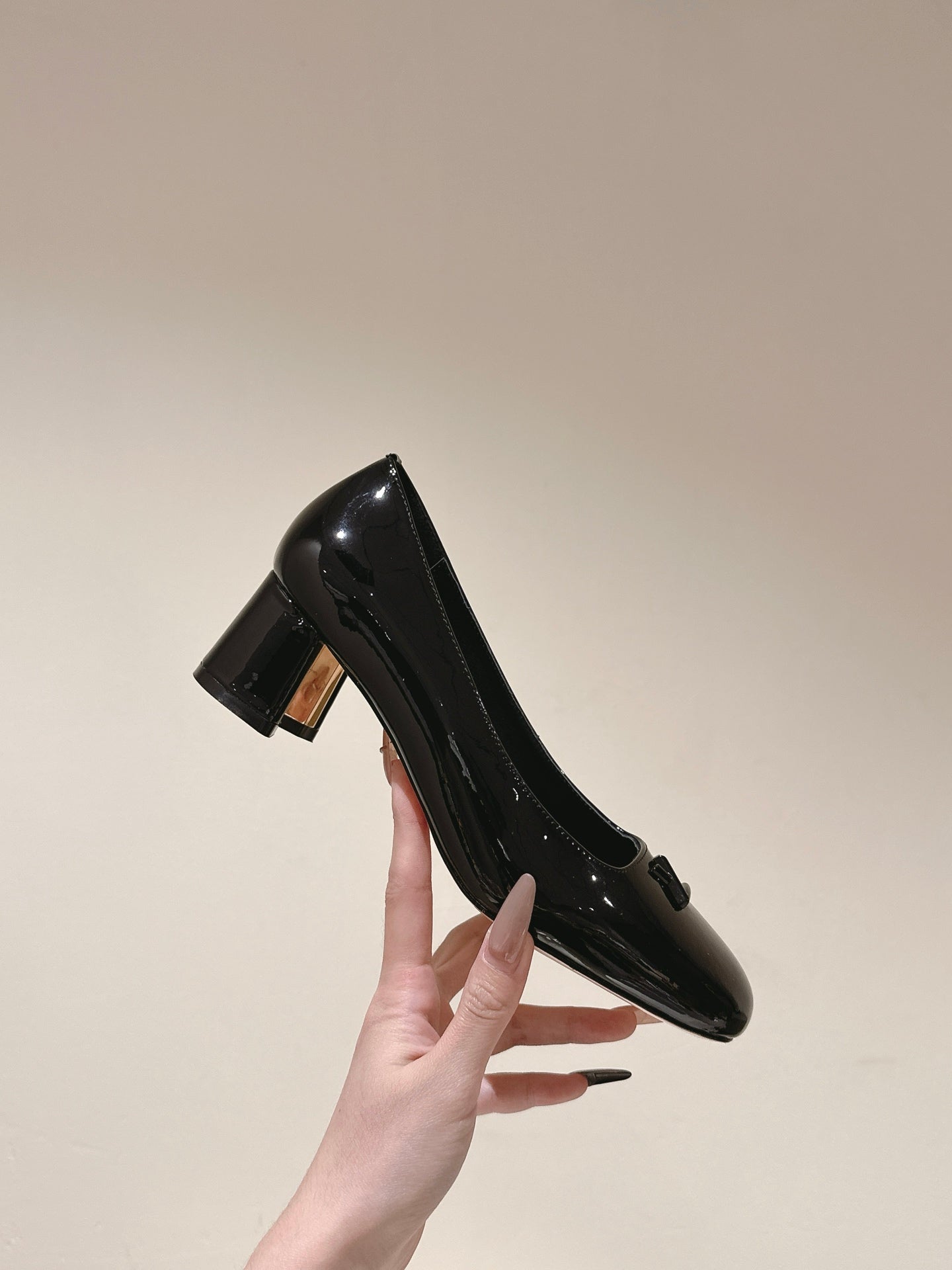 SWING HIGH PUMP 55 MM IN BLACK PATENT CALFSKIN - 35