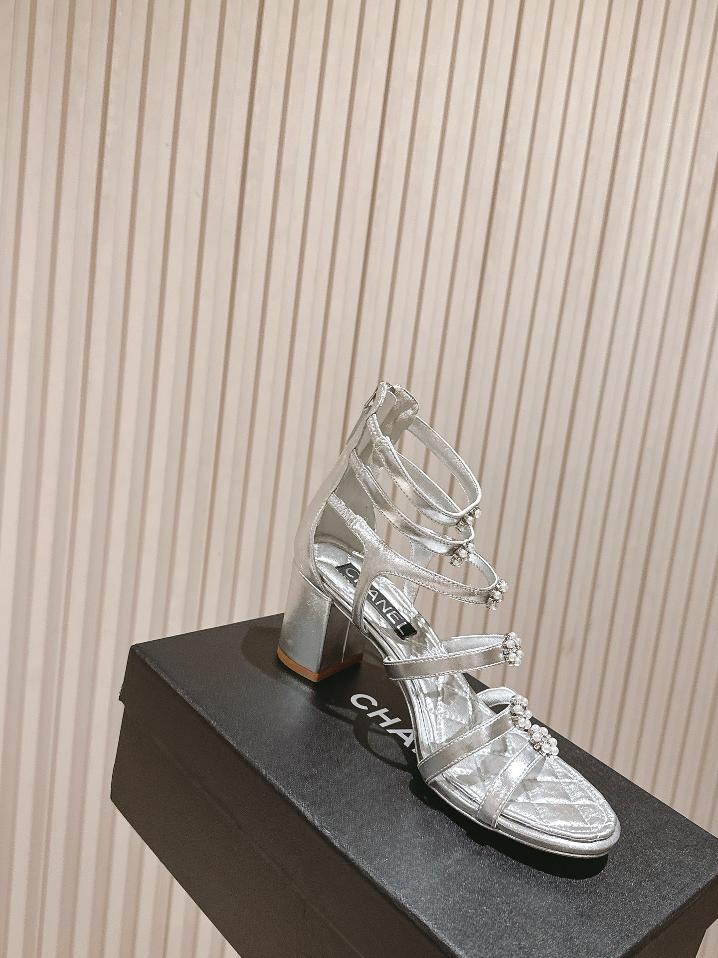 CC HIGH SANDAL 25S IN SILVER LAMBSKIN PEARL FLOWERS - 35