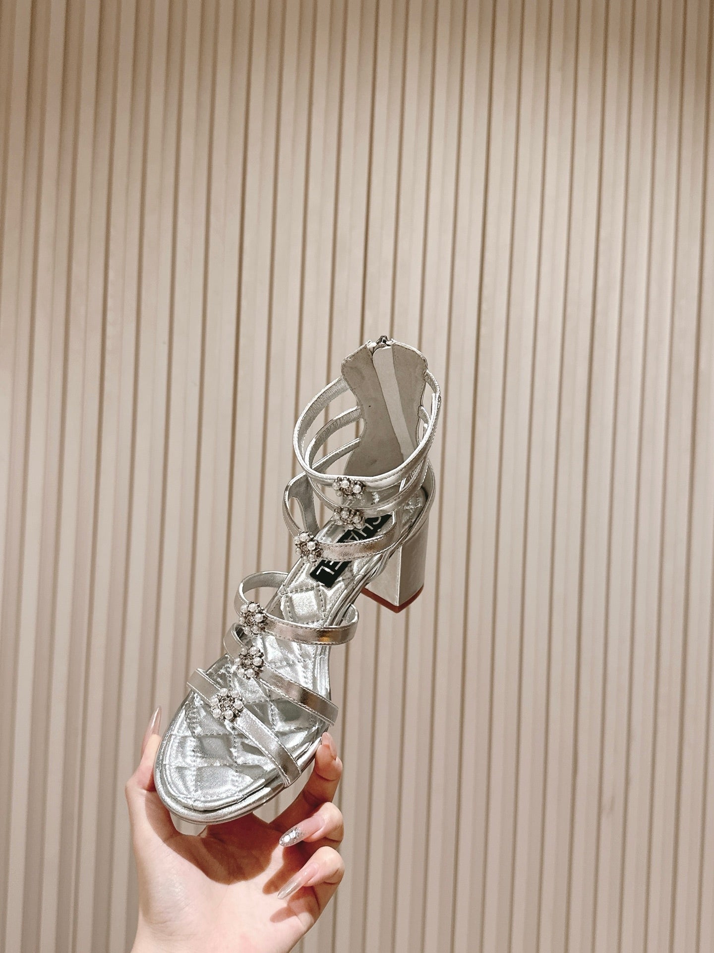 CC HIGH SANDAL 25S IN SILVER LAMBSKIN PEARL FLOWERS - 35