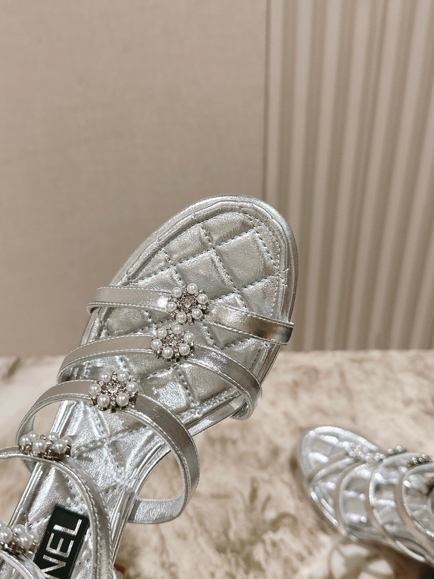 CC HIGH SANDAL 25S IN SILVER LAMBSKIN PEARL FLOWERS - 35
