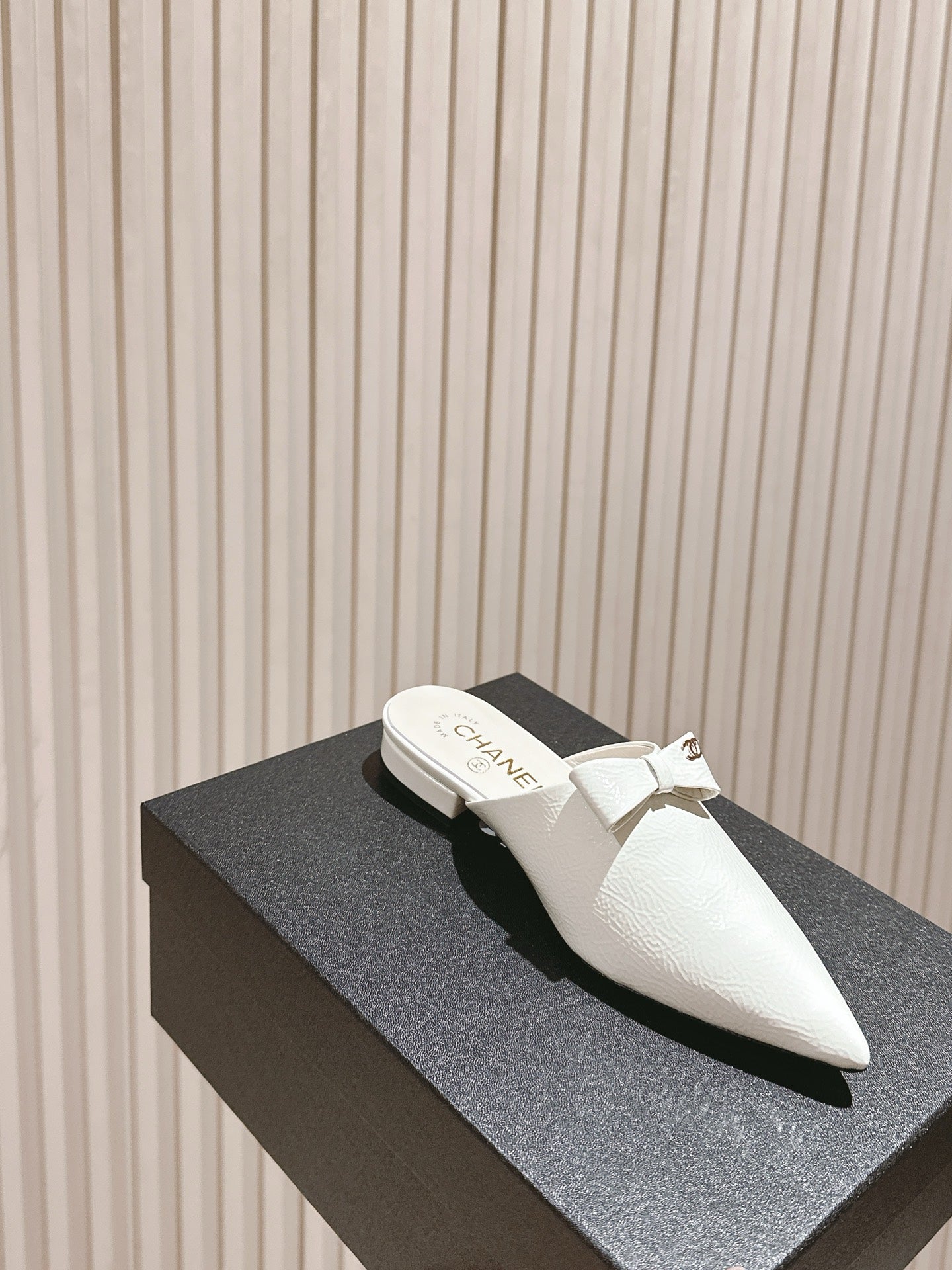 CC FLAT MULES 25S IN WHITE PATENT LEATHER - 35