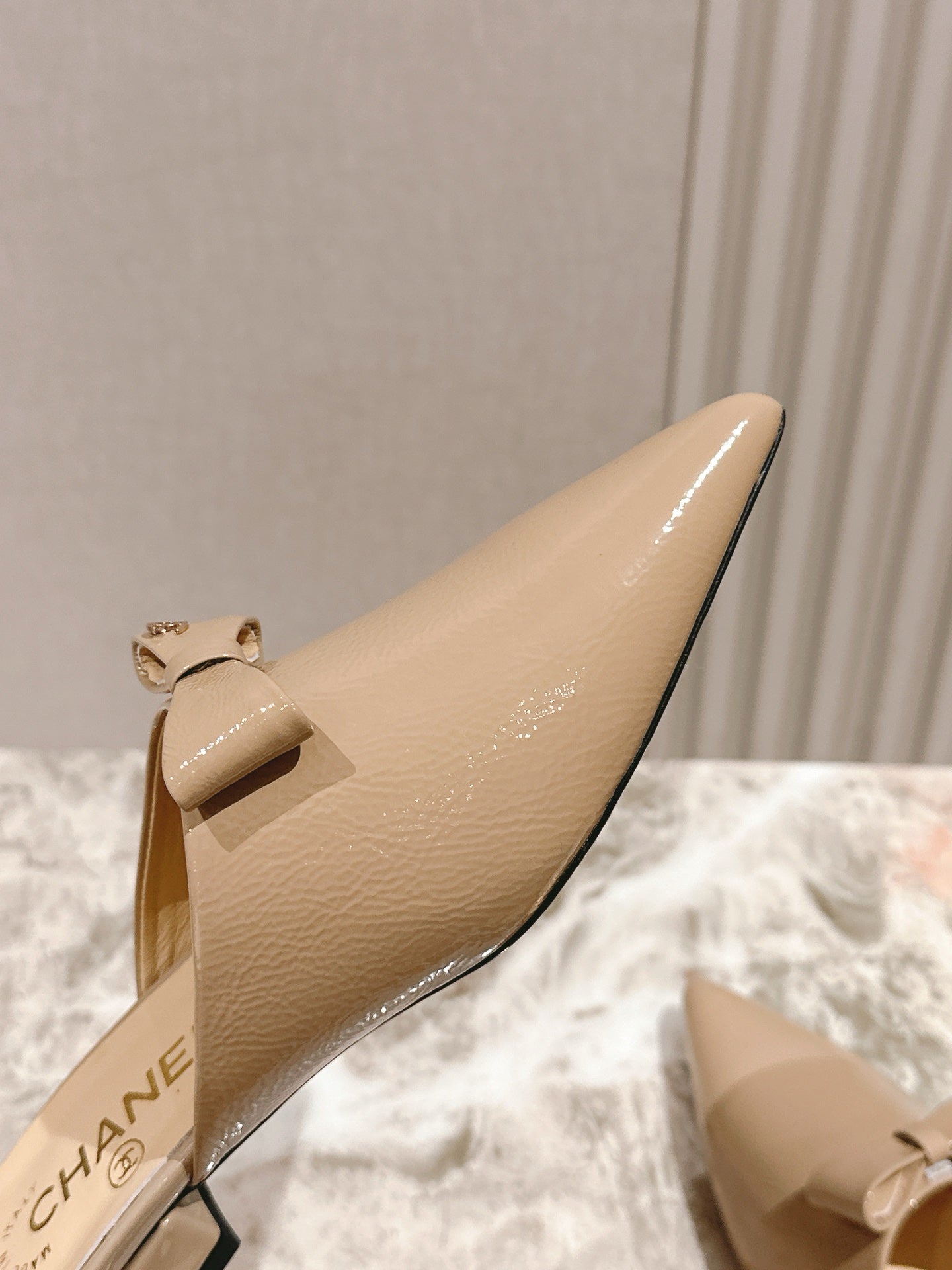 CC FLAT MULES 25S IN BEIGE PATENT LEATHER - 35