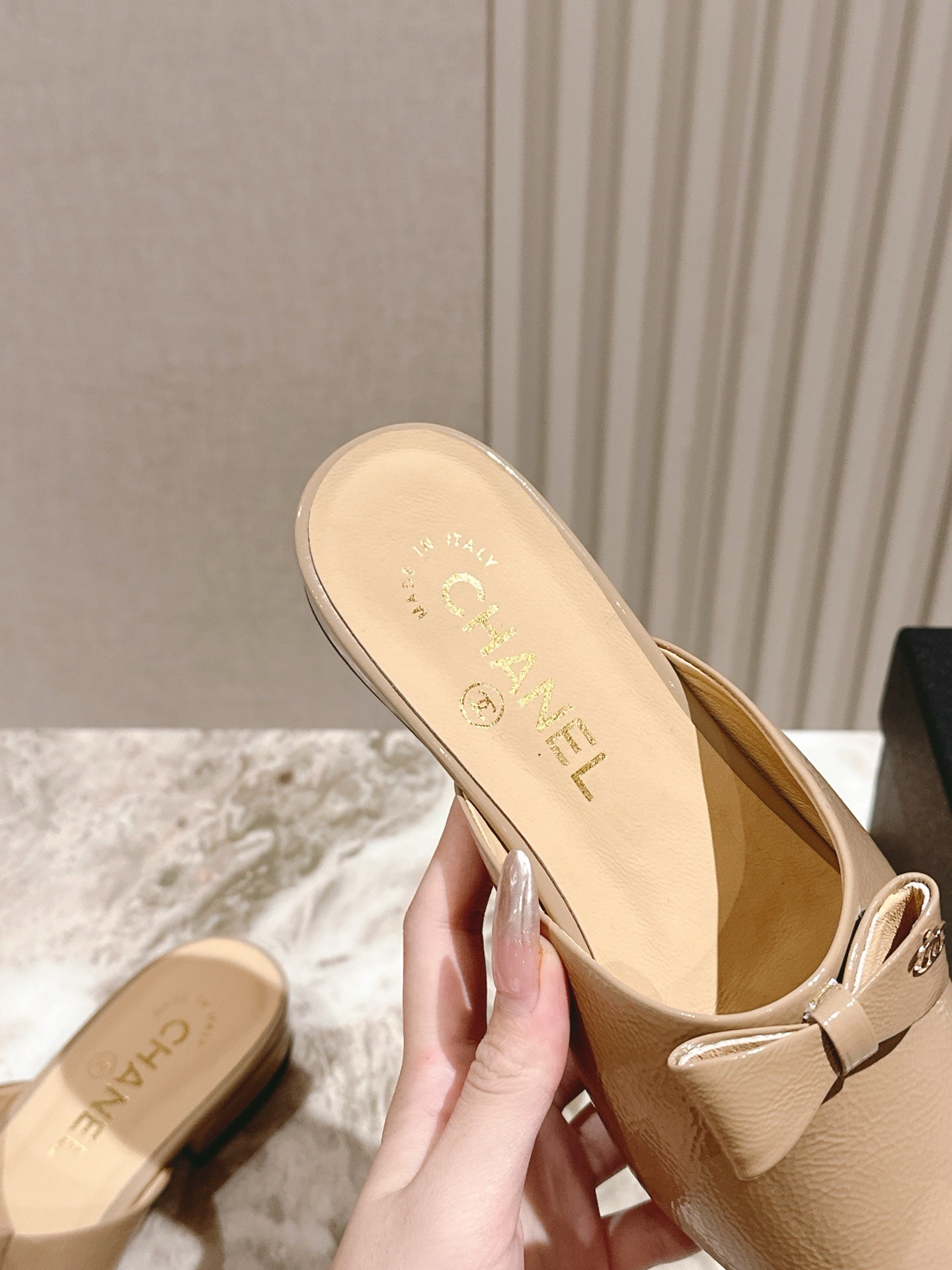 CC FLAT MULES 25S IN BEIGE PATENT LEATHER - 35