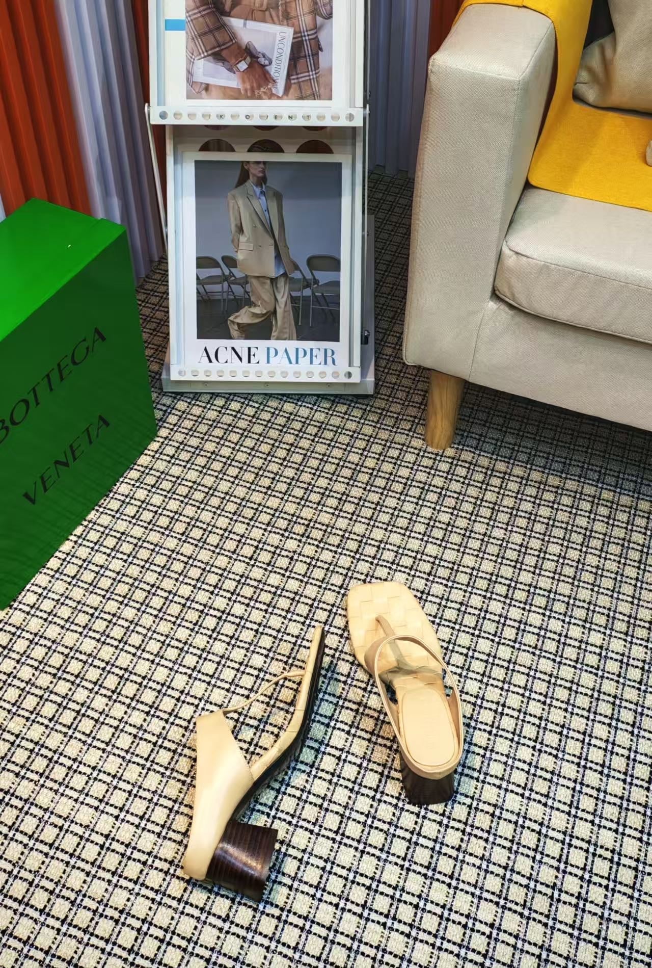 MARELLA THONG IN PALE YELLOW CALFSKIN WITH SIGNATURE INTRECCIATO INSOLE - 35