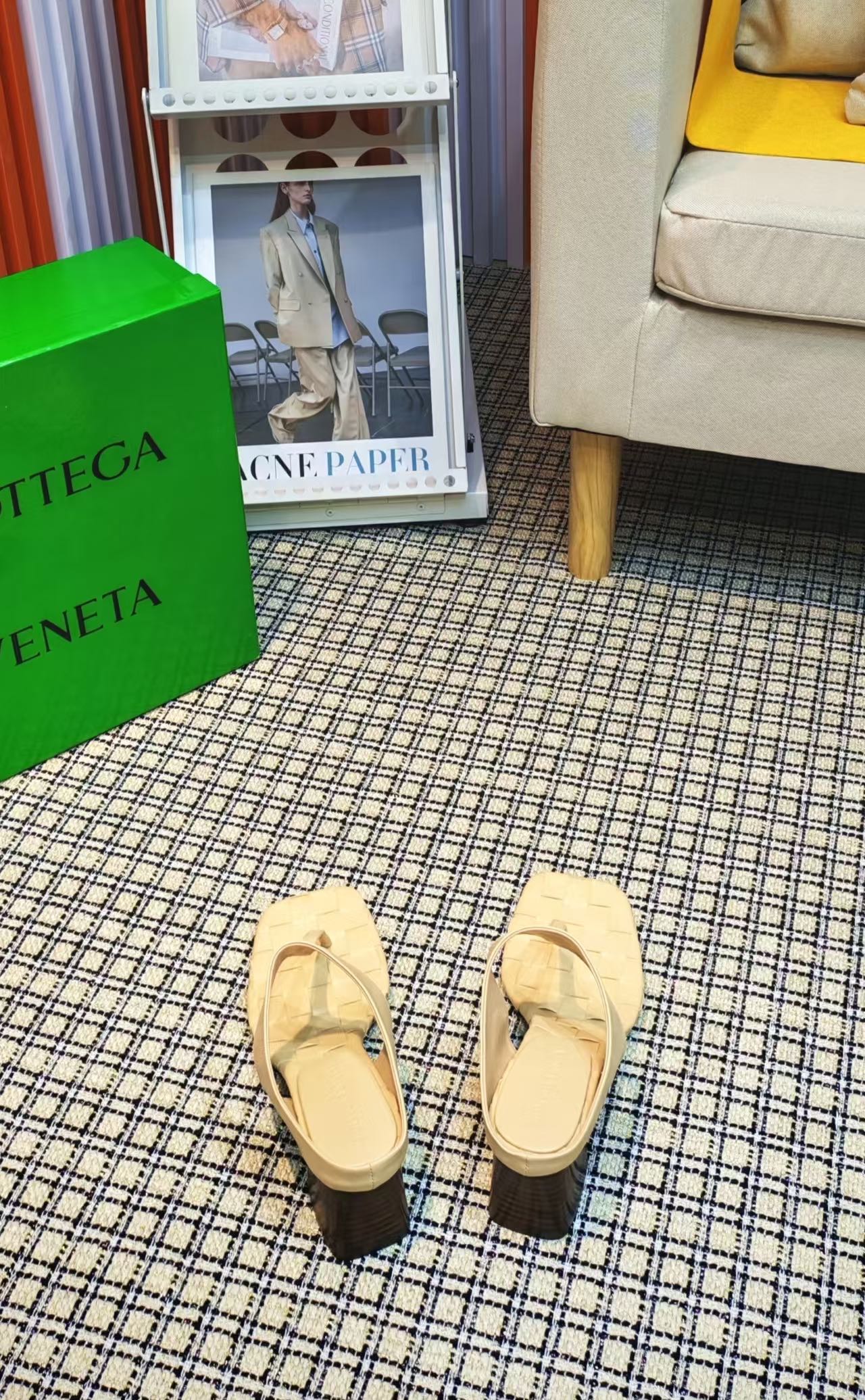 MARELLA THONG IN PALE YELLOW CALFSKIN WITH SIGNATURE INTRECCIATO INSOLE - 35
