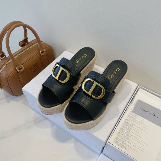 MONTAIGNE WEDGE SLIDE 95MM IN BLACK CALFSKIN - 35