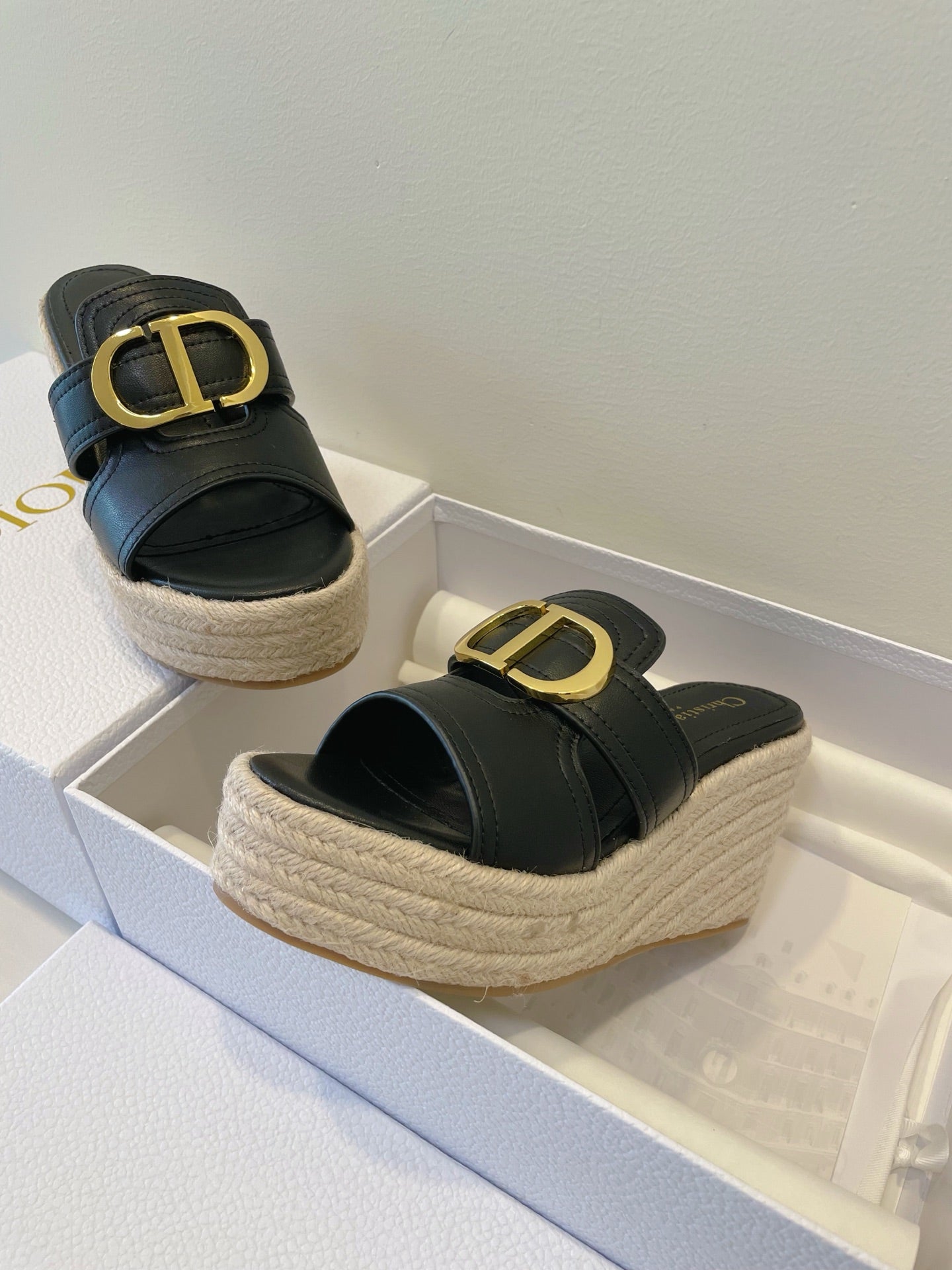 MONTAIGNE WEDGE SLIDE 95MM IN BLACK CALFSKIN - 35