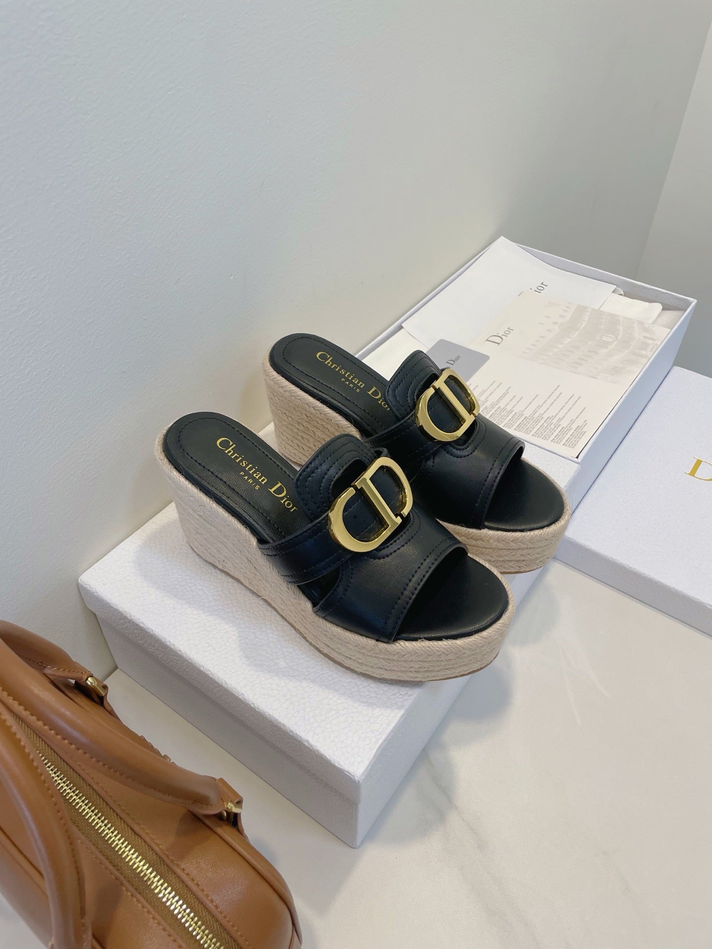 MONTAIGNE WEDGE SLIDE 95MM IN BLACK CALFSKIN - 35