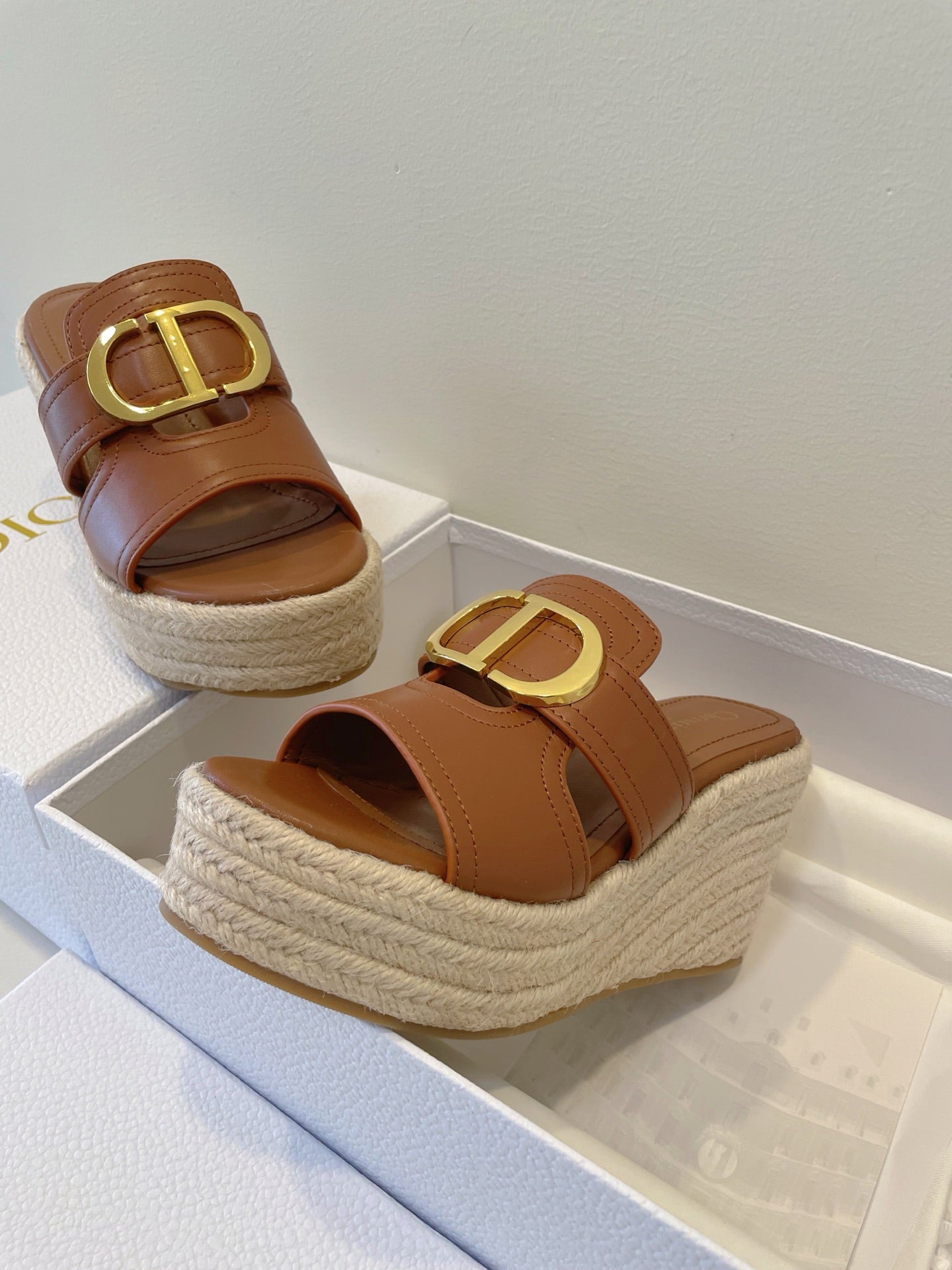 MONTAIGNE WEDGE SLIDE 95MM IN BROWN CALFSKIN - 35
