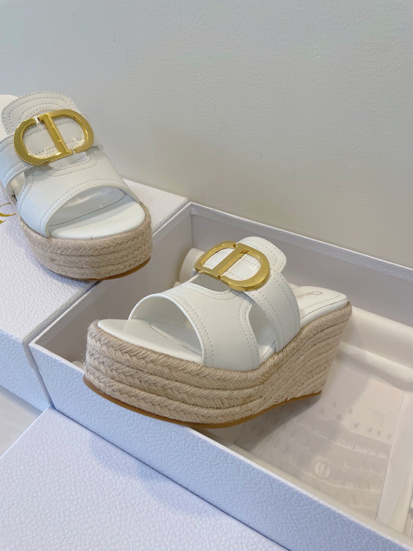 MONTAIGNE WEDGE SLIDE 95MM IN WHITE CALFSKIN - 35