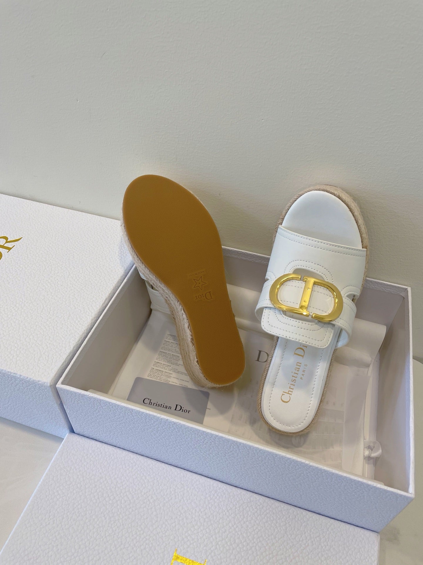 MONTAIGNE WEDGE SLIDE 95MM IN WHITE CALFSKIN - 35