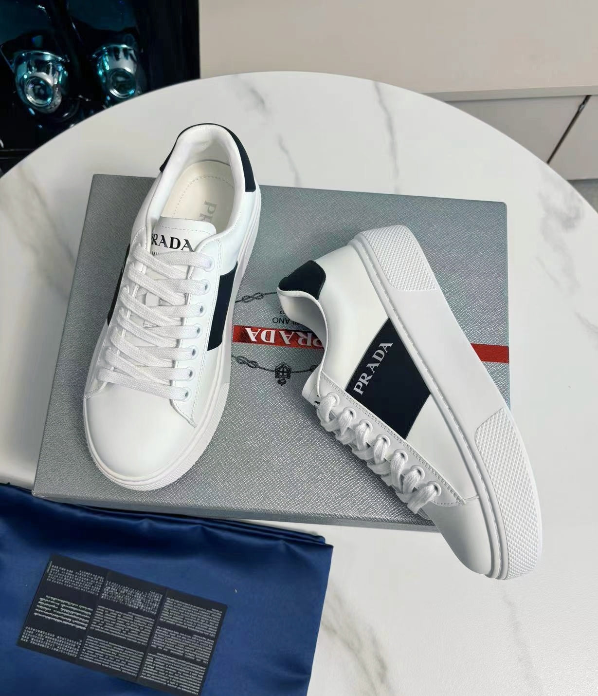 PRADA 25S LEATHER LOGO OUTLET SNEAKERS BLACK AND WHITE CALFSKIN - 35