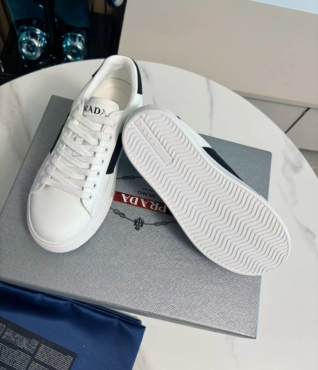 PRADA 25S LEATHER LOGO OUTLET SNEAKERS BLACK AND WHITE CALFSKIN - 35