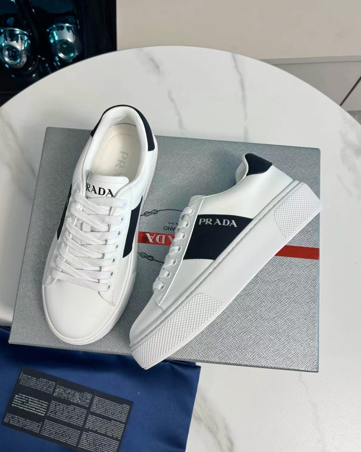 PRADA 25S LEATHER LOGO OUTLET SNEAKERS BLACK AND WHITE CALFSKIN - 35