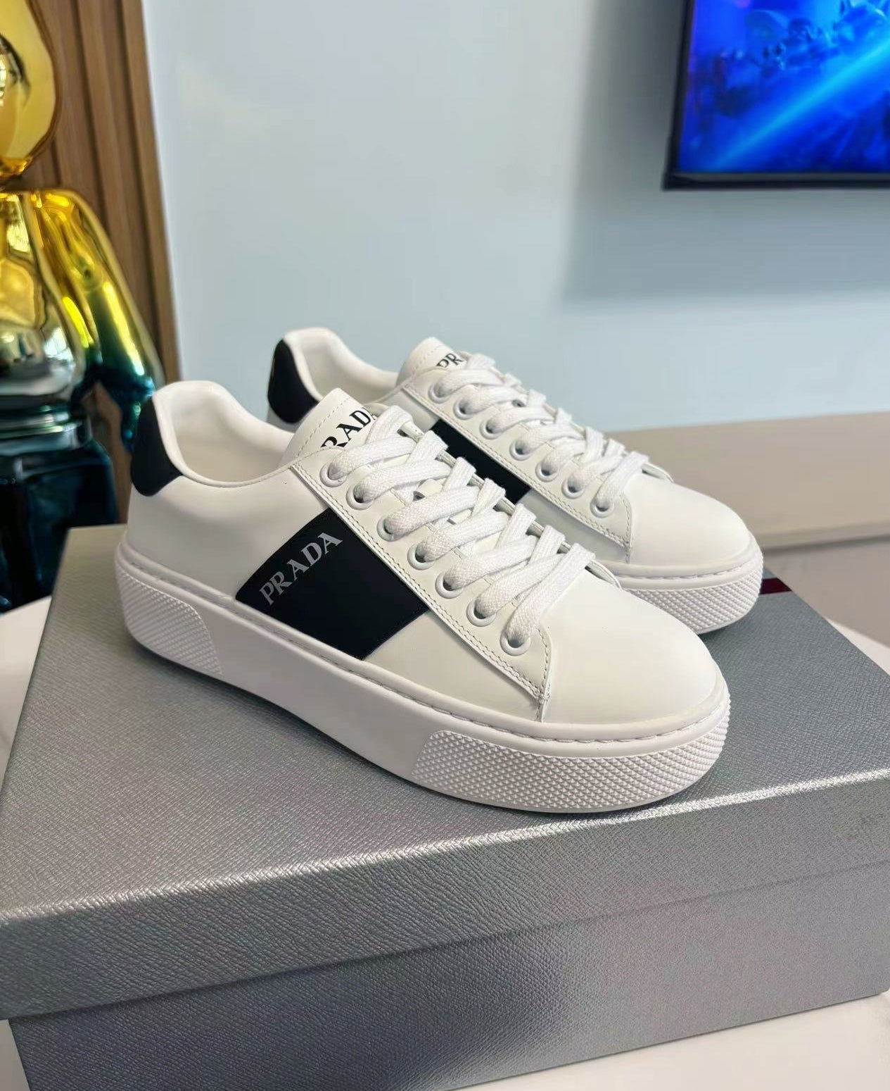 PRADA 25S LEATHER LOGO OUTLET SNEAKERS BLACK AND WHITE CALFSKIN - 35