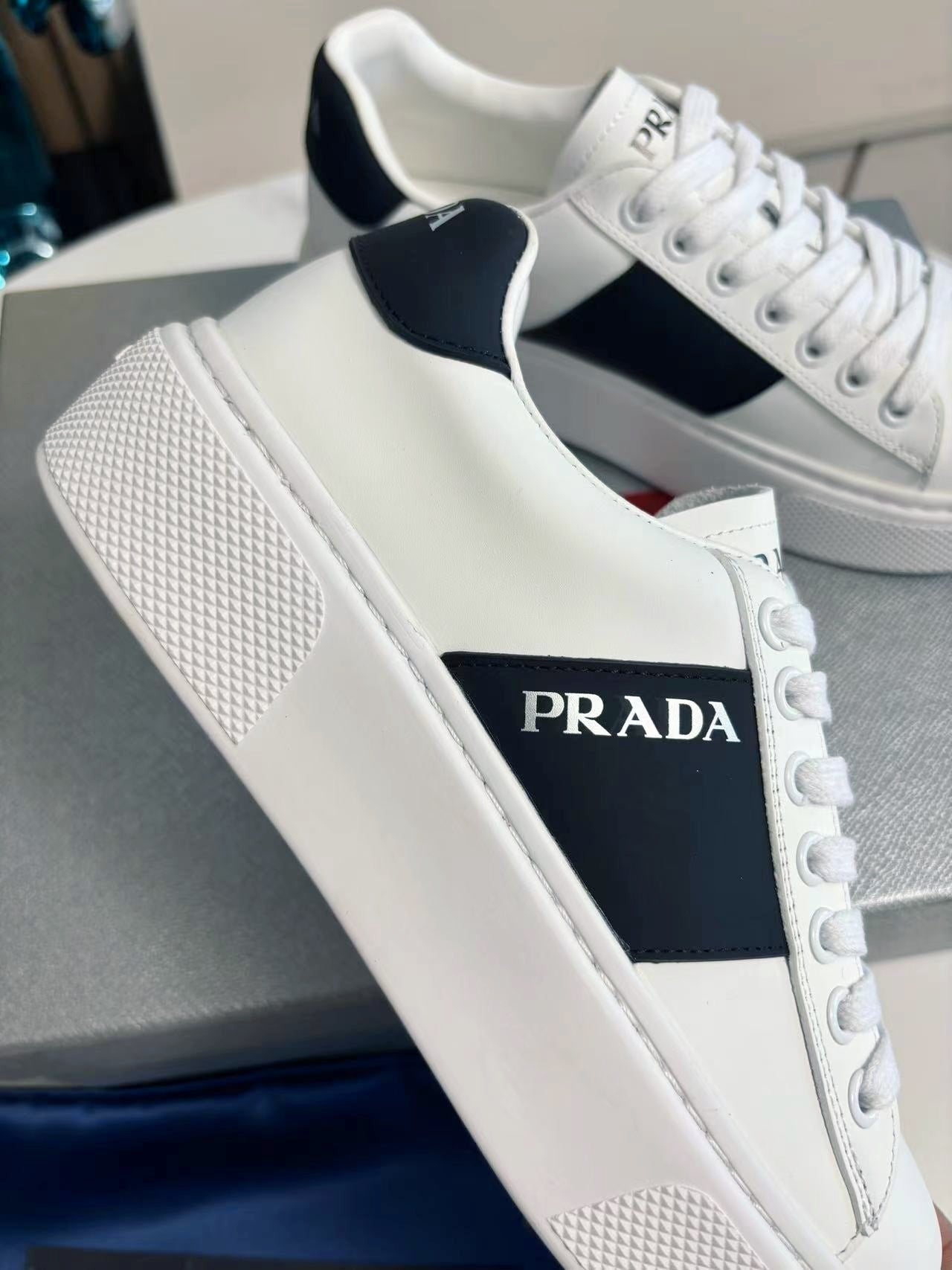 PRADA 25S LEATHER LOGO OUTLET SNEAKERS BLACK AND WHITE CALFSKIN - 35