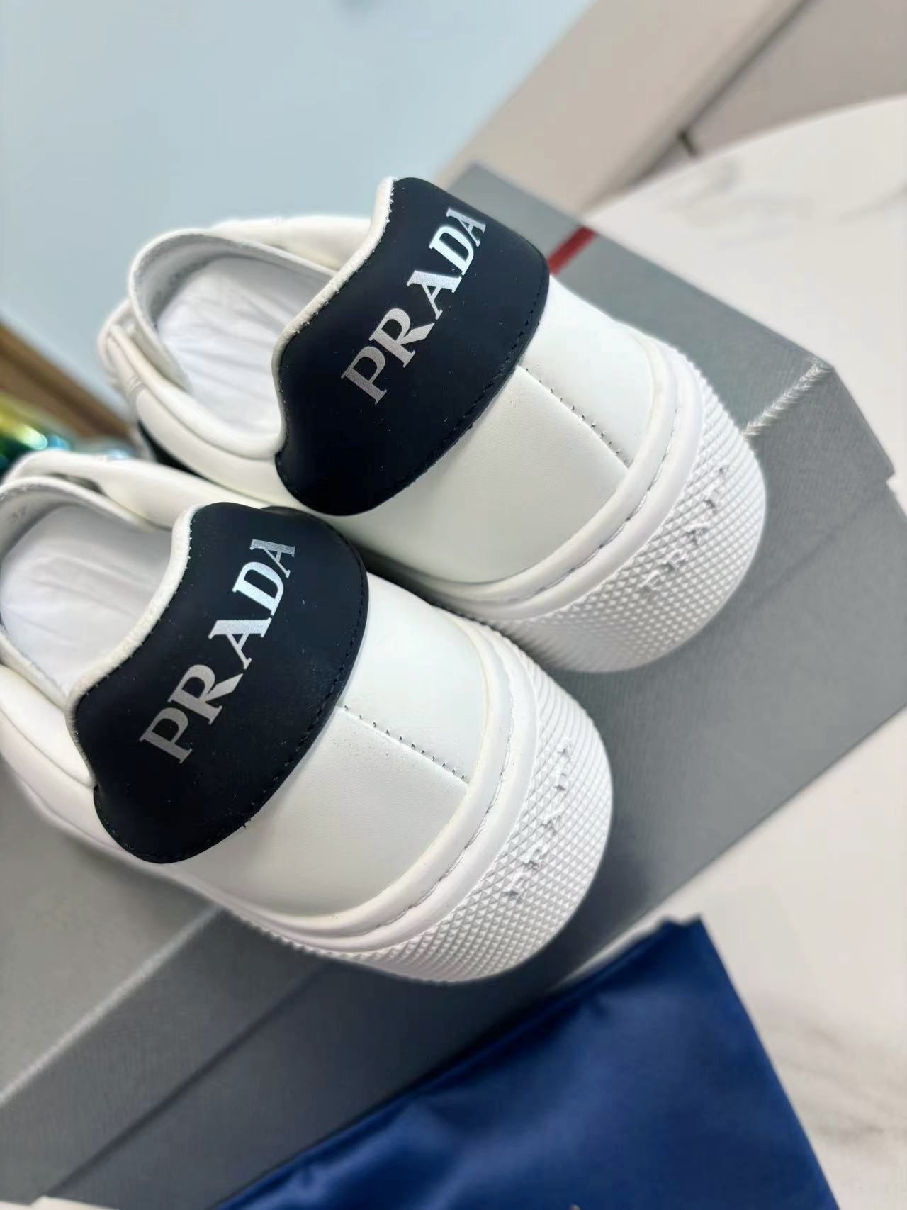 PRADA 25S LEATHER LOGO OUTLET SNEAKERS BLACK AND WHITE CALFSKIN - 35