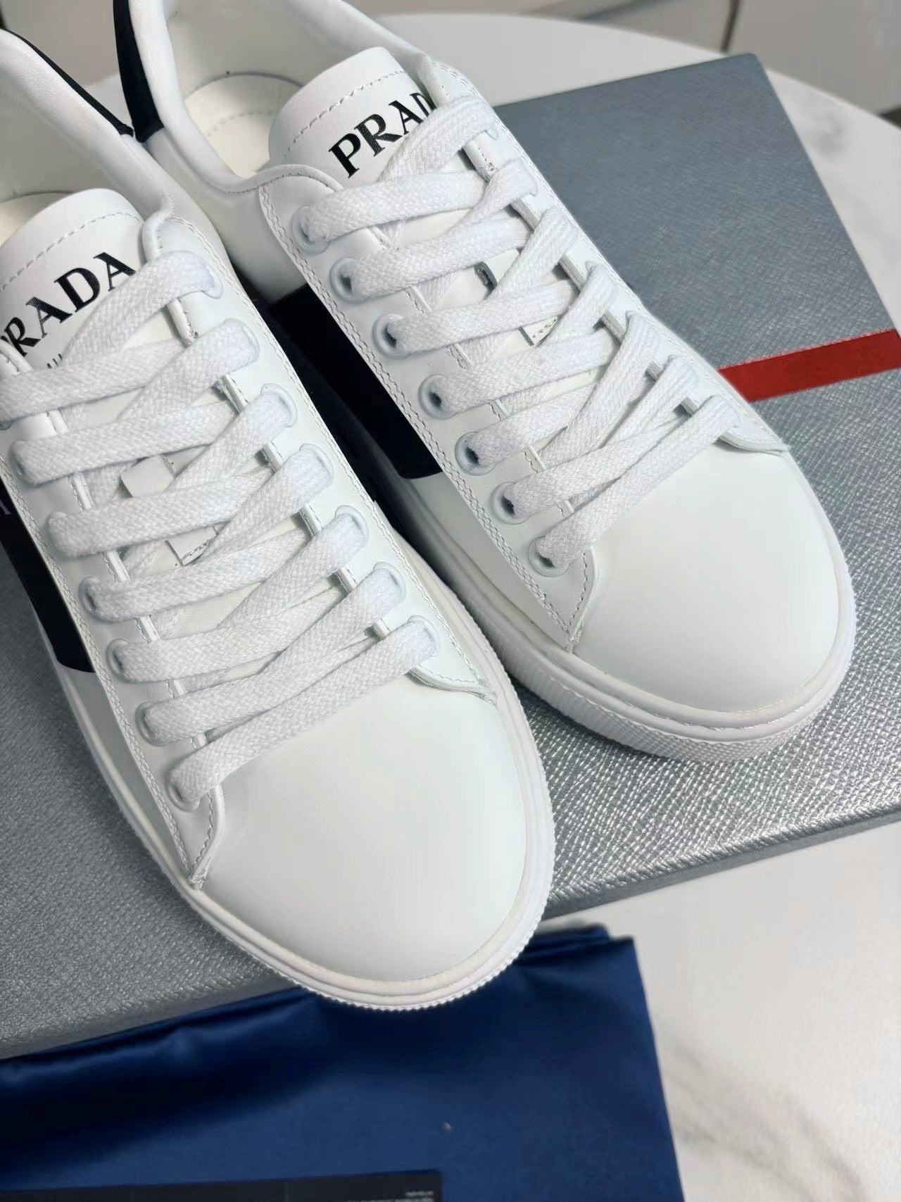 PRADA 25S LEATHER LOGO OUTLET SNEAKERS BLACK AND WHITE CALFSKIN - 35