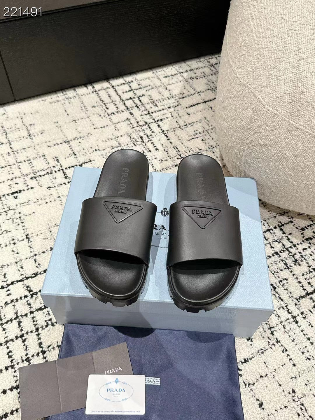 PRADA 25S RUBBER SLIDE IN CHARCOAL CALFSKIN WITH LOGO - 35