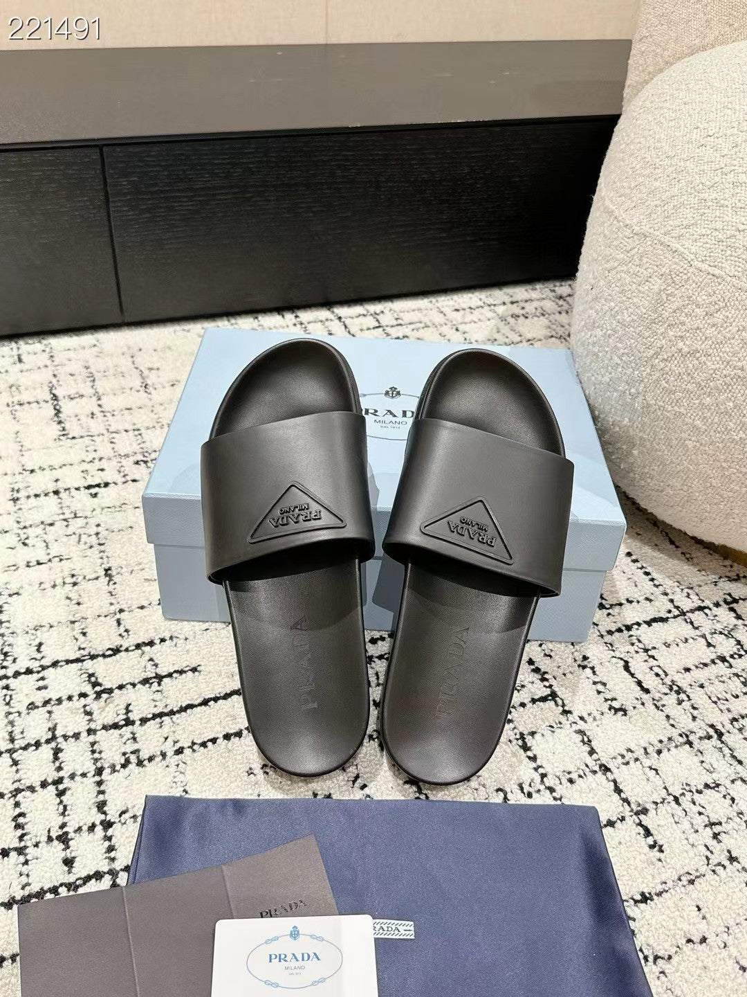 PRADA 25S RUBBER SLIDE IN CHARCOAL CALFSKIN WITH LOGO - 35