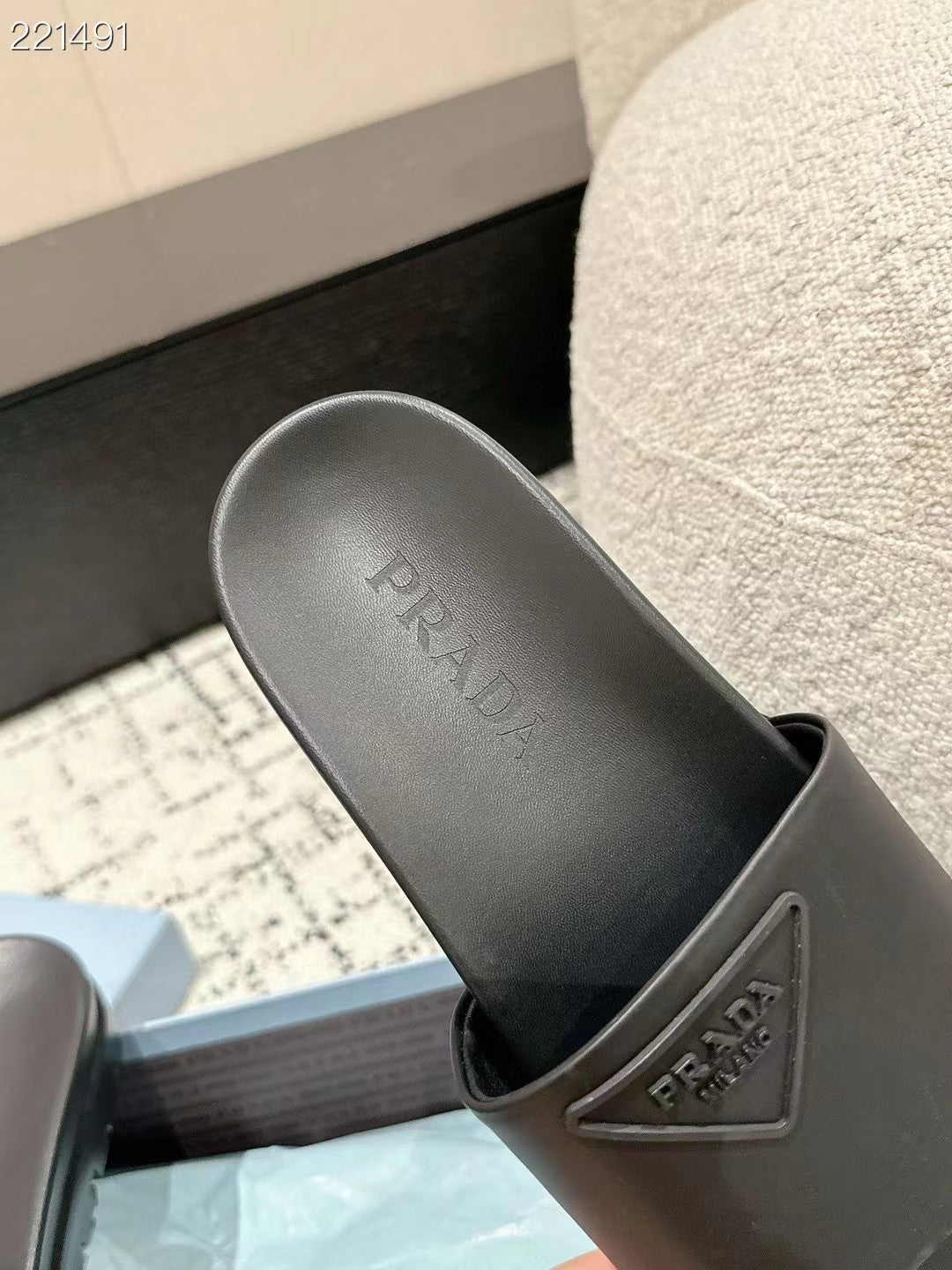 PRADA 25S RUBBER SLIDE IN CHARCOAL CALFSKIN WITH LOGO - 35