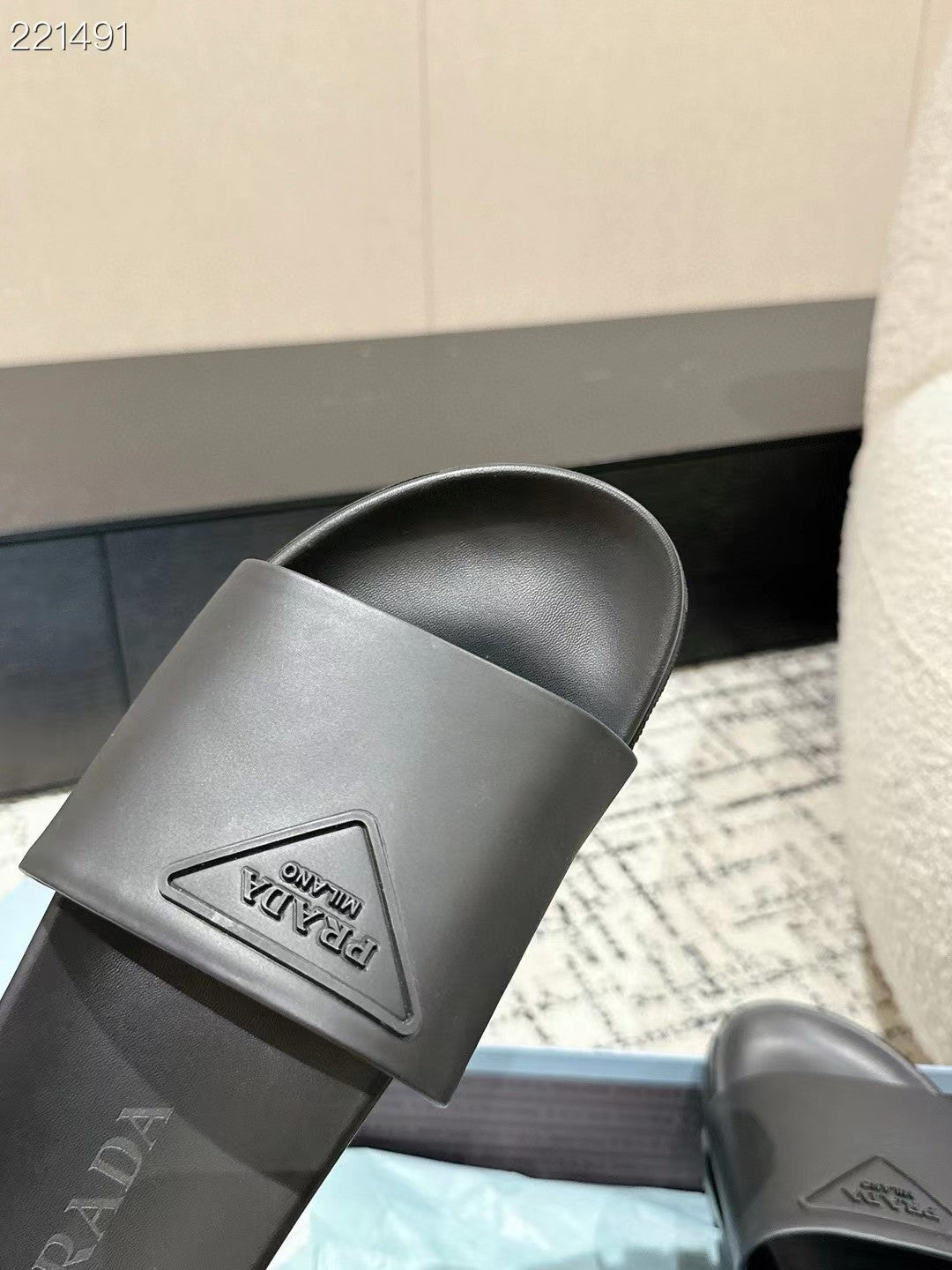 PRADA 25S RUBBER SLIDE IN CHARCOAL CALFSKIN WITH LOGO - 35