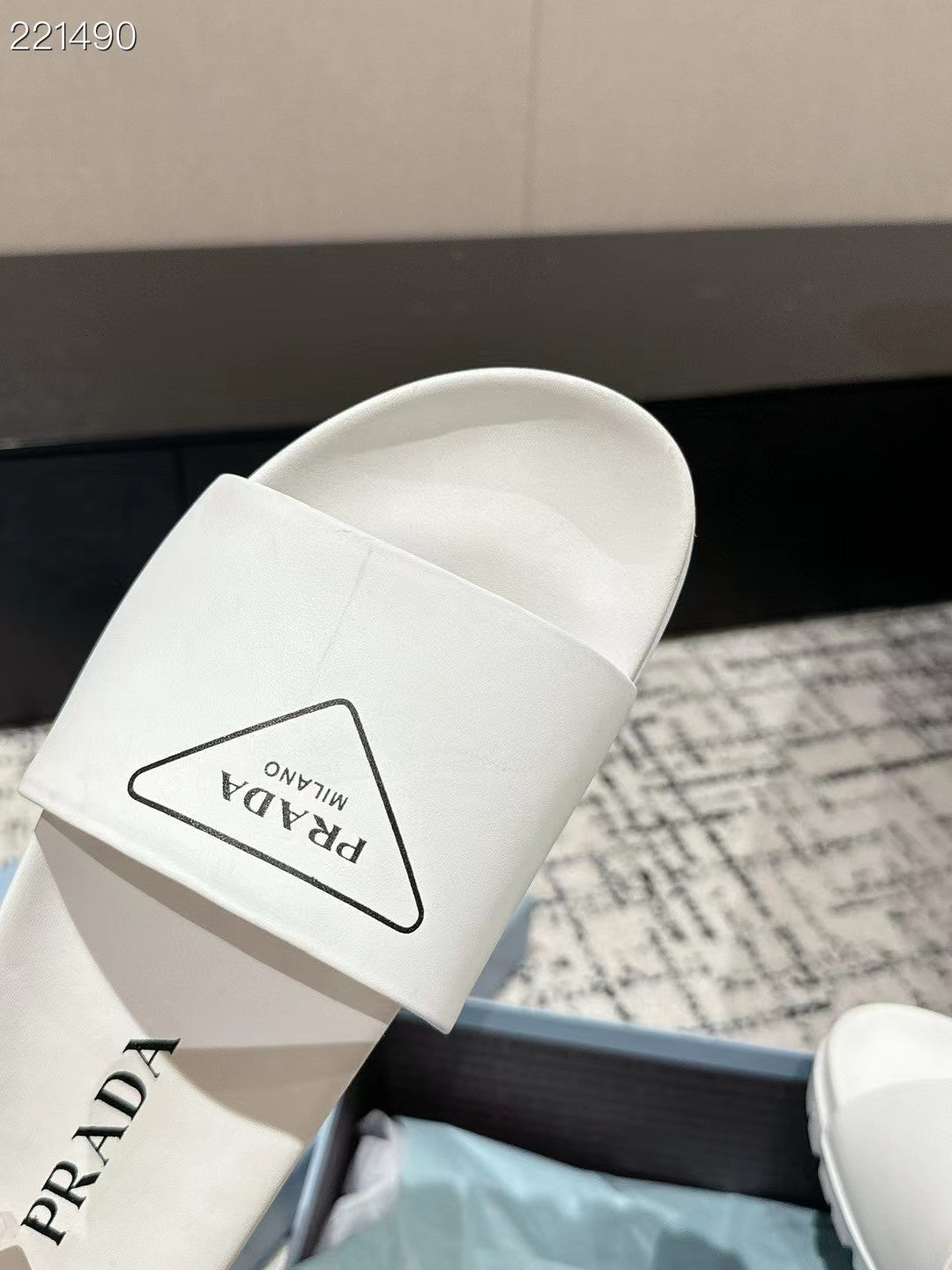 PRADA 25S RUBBER SLIDE IN WHITE CALFSKIN WITH LOGO - 35
