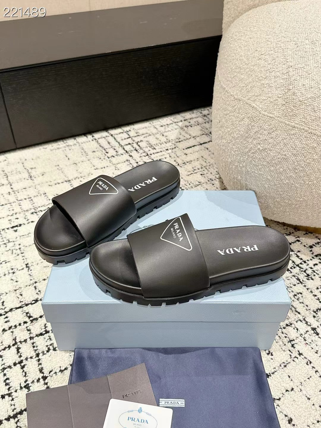 PRADA 25S RUBBER SLIDE IN BLACK CALFSKIN WITH LOGO - 35