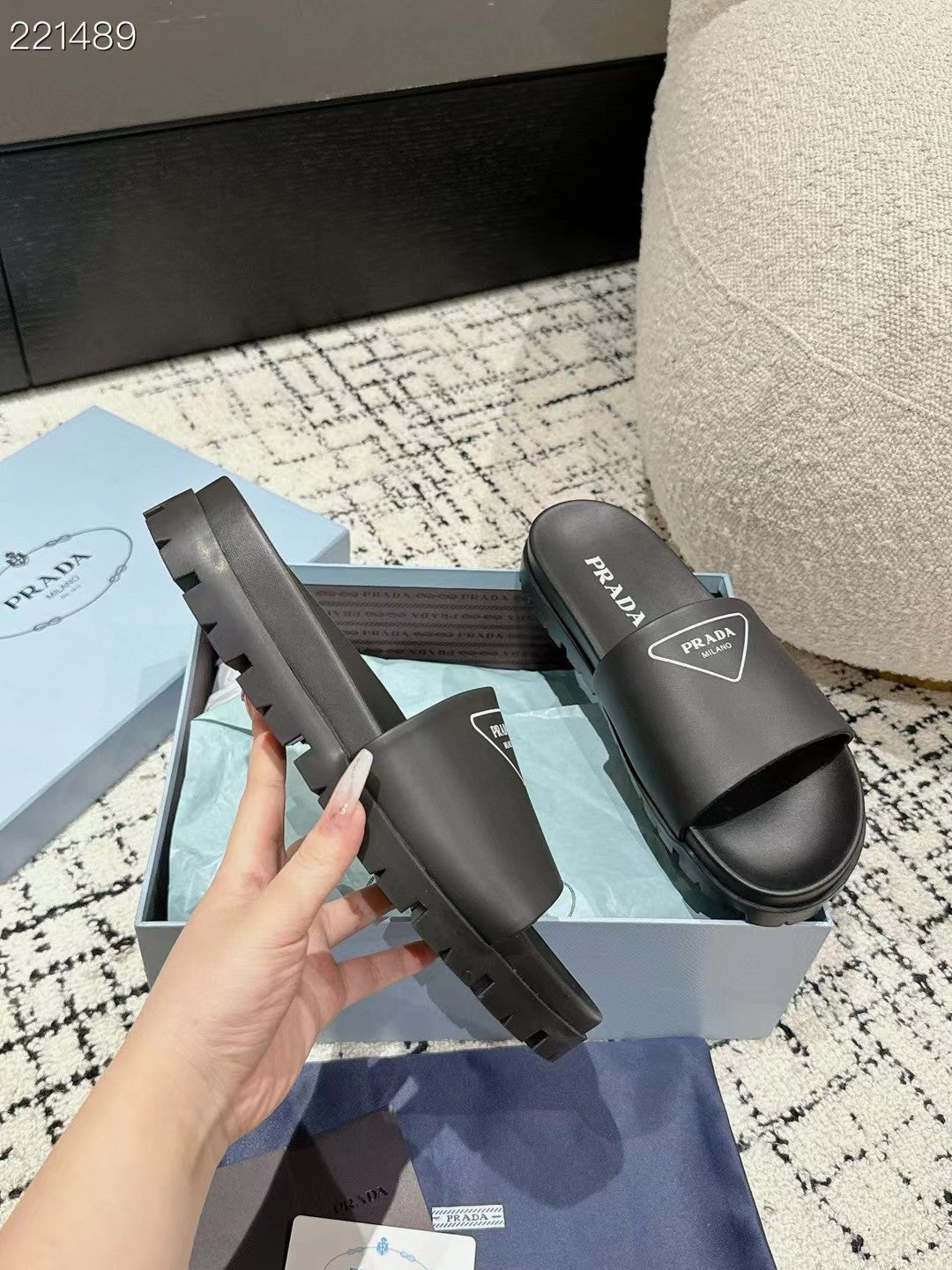 PRADA 25S RUBBER SLIDE IN BLACK CALFSKIN WITH LOGO - 35