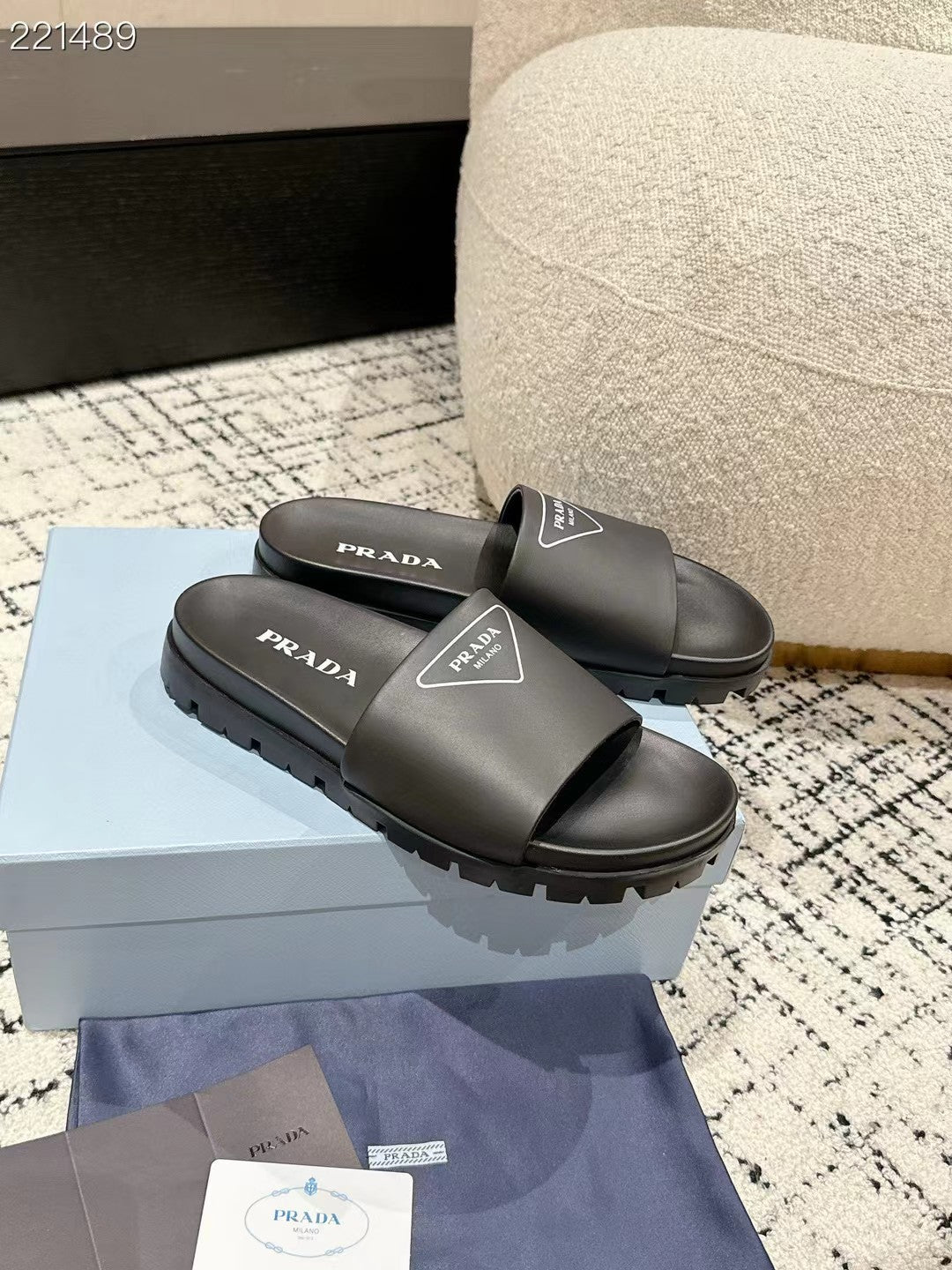 PRADA 25S RUBBER SLIDE IN BLACK CALFSKIN WITH LOGO - 35
