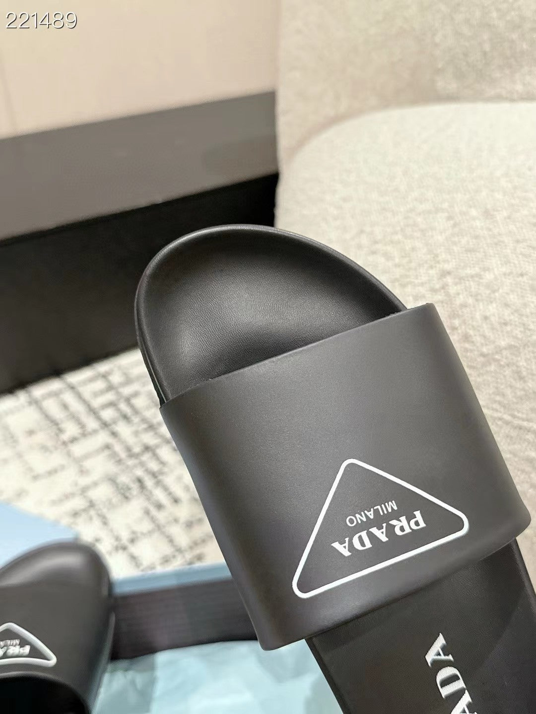 PRADA 25S RUBBER SLIDE IN BLACK CALFSKIN WITH LOGO - 35