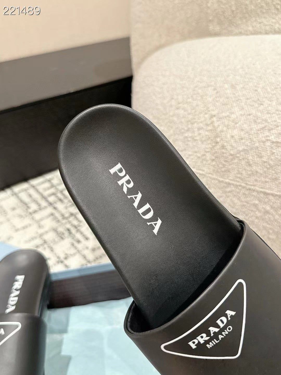 PRADA 25S RUBBER SLIDE IN BLACK CALFSKIN WITH LOGO - 35