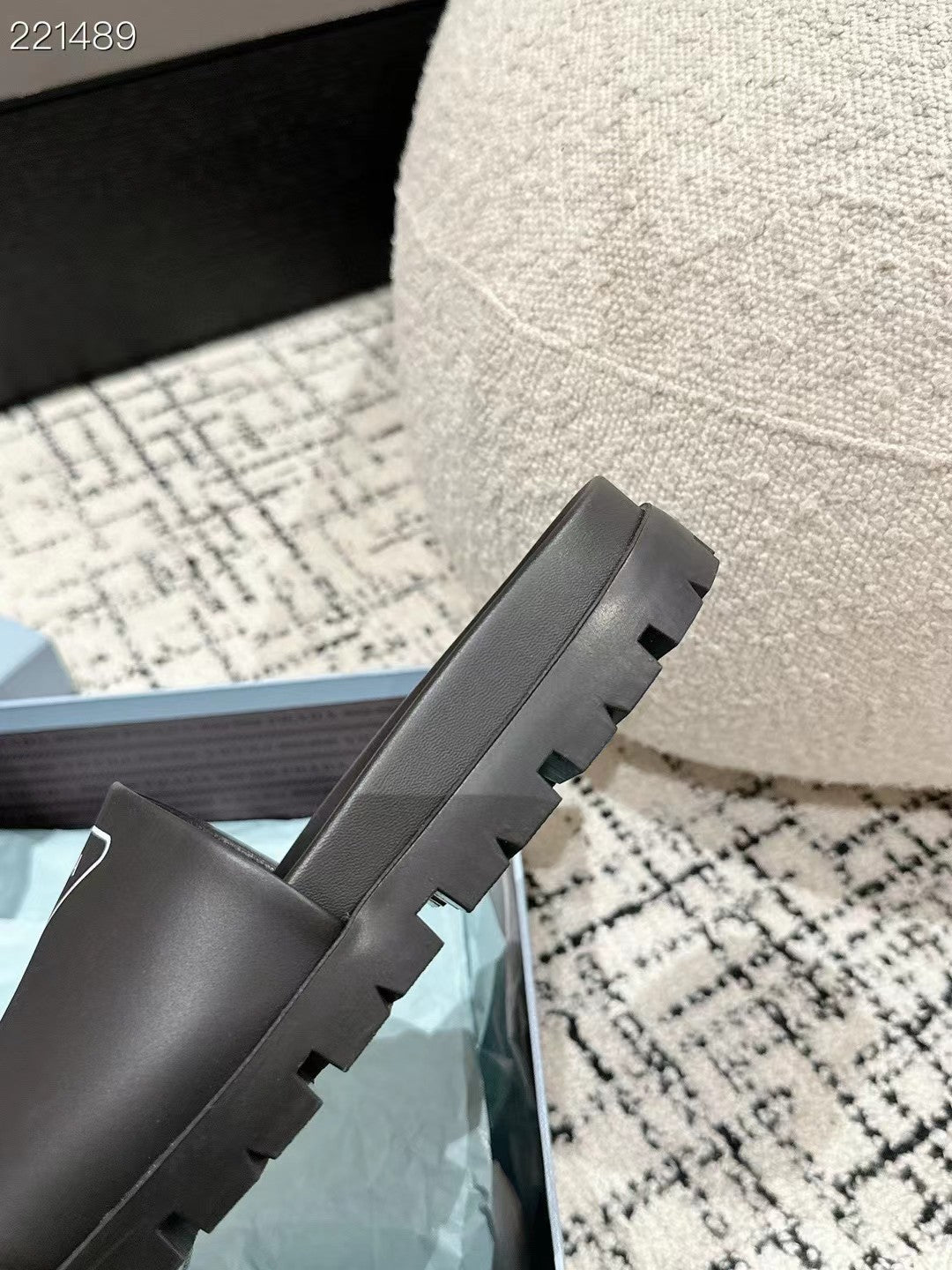 PRADA 25S RUBBER SLIDE IN BLACK CALFSKIN WITH LOGO - 35