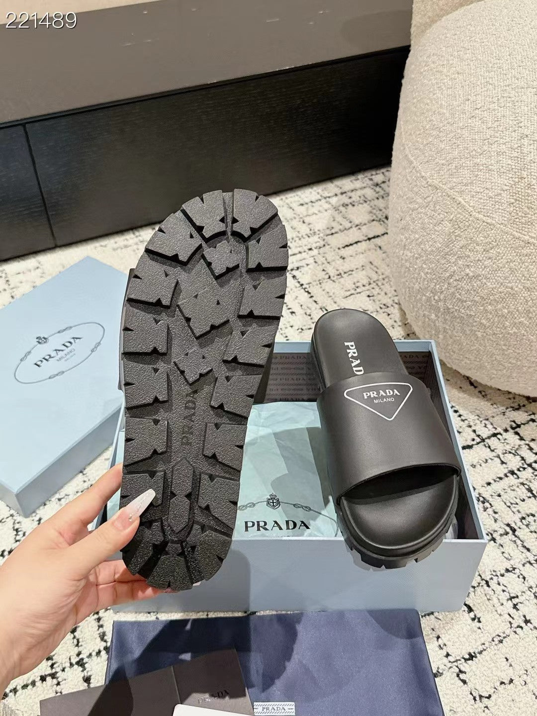 PRADA 25S RUBBER SLIDE IN BLACK CALFSKIN WITH LOGO - 35
