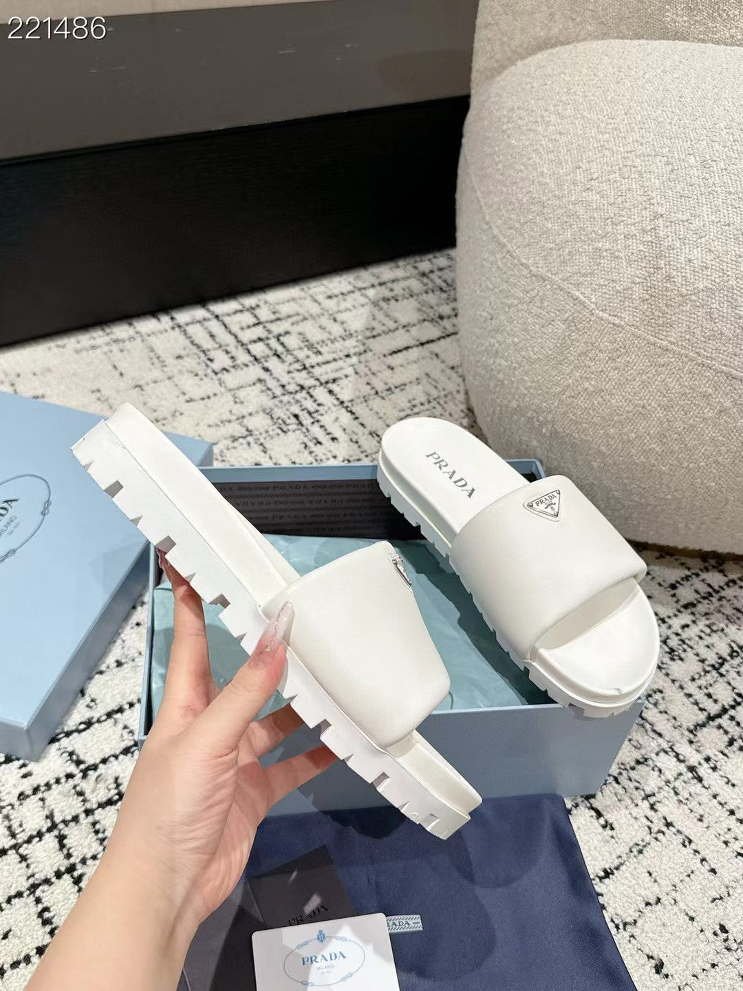 PRADA 25S PADDED SLIDES IN WHITE CALFSKIN WITH LOGO - 35