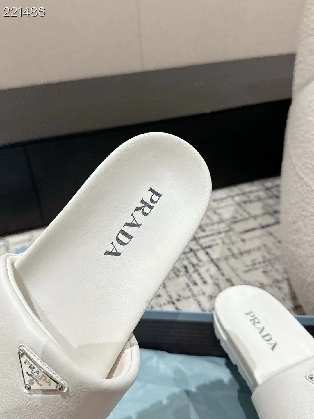 PRADA 25S PADDED SLIDES IN WHITE CALFSKIN WITH LOGO - 35