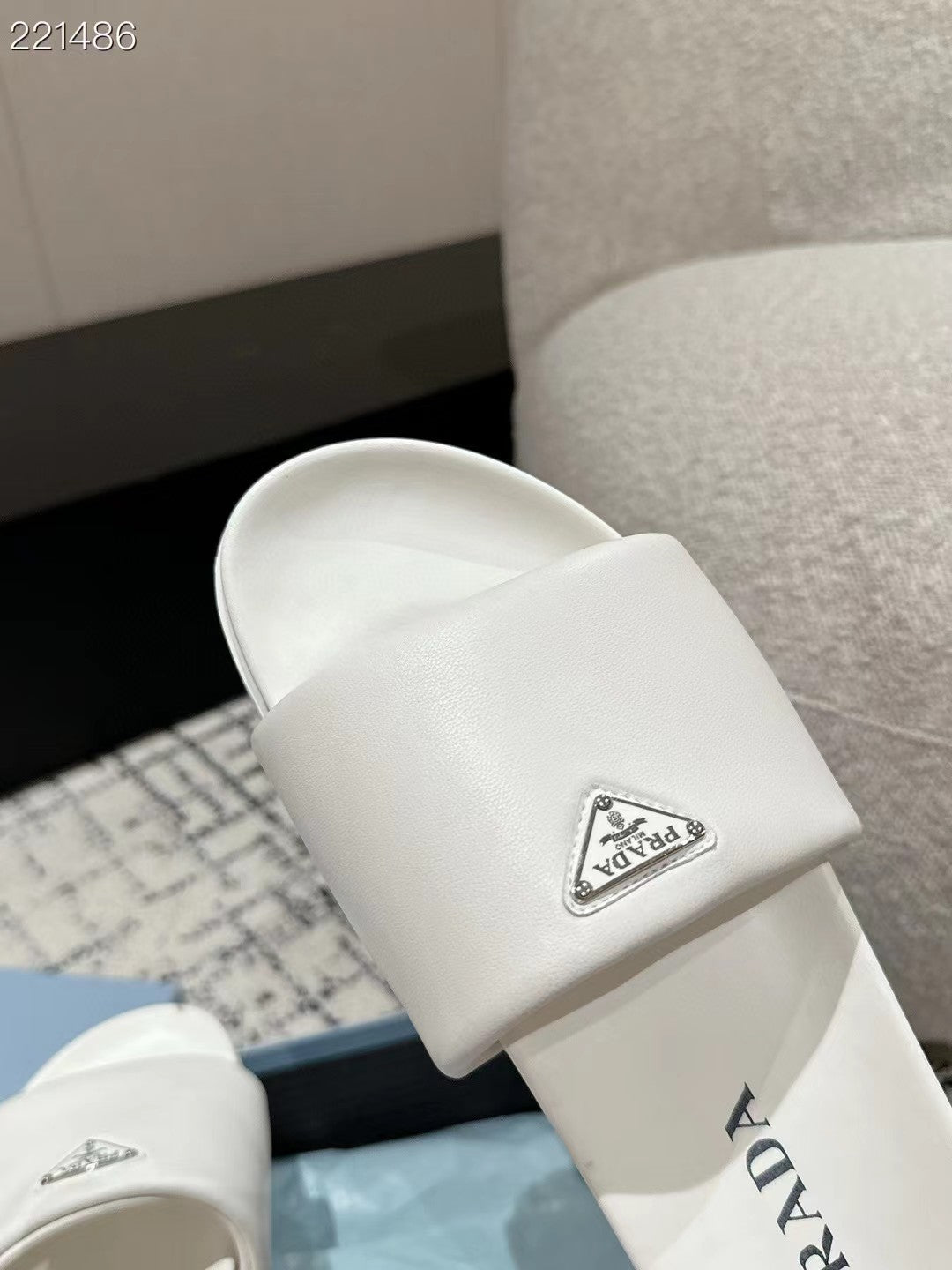 PRADA 25S PADDED SLIDES IN WHITE CALFSKIN WITH LOGO - 35