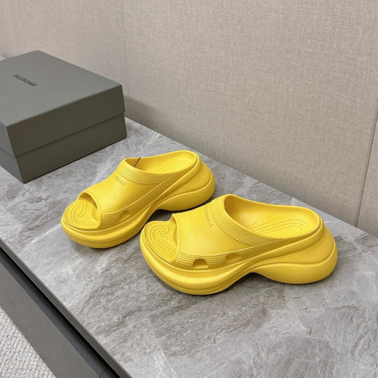 POOL CROCS SLIDE SANDAL IN YELLOW RUBBER - 35