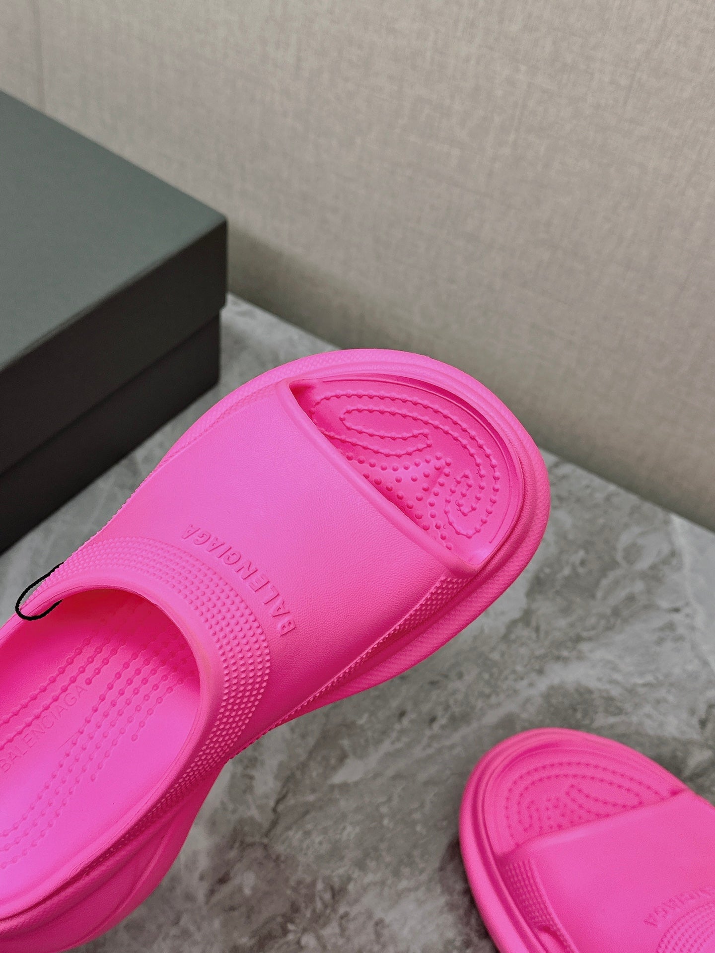 POOL CROCS SLIDE SANDAL IN BRIGHT PINK RUBBER - 35