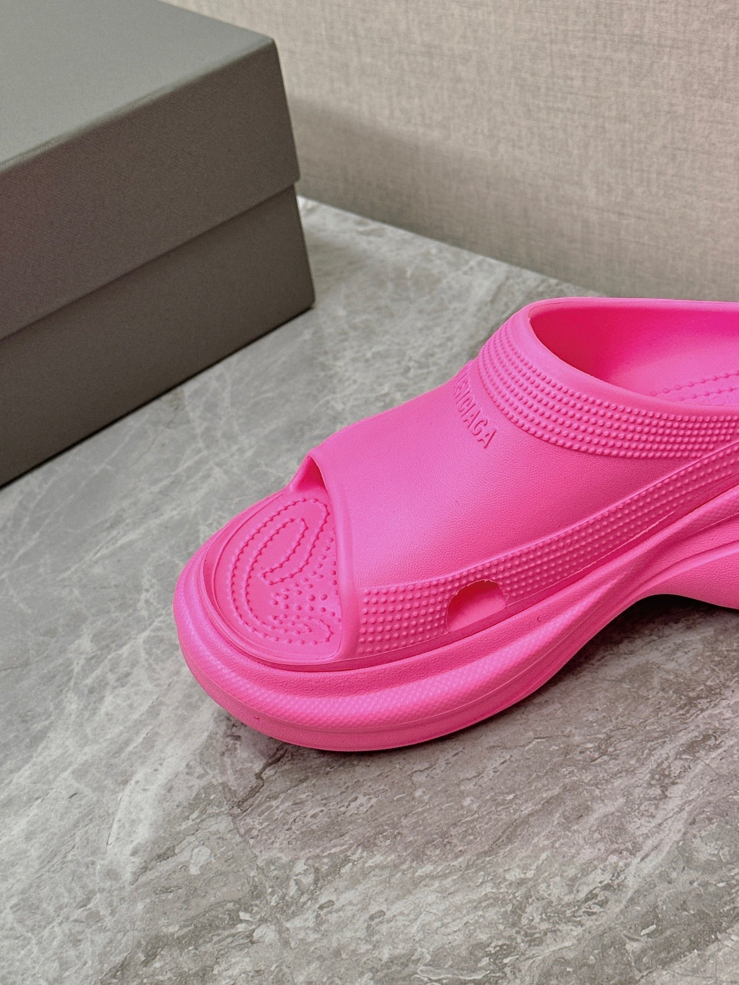 POOL CROCS SLIDE SANDAL IN BRIGHT PINK RUBBER - 35