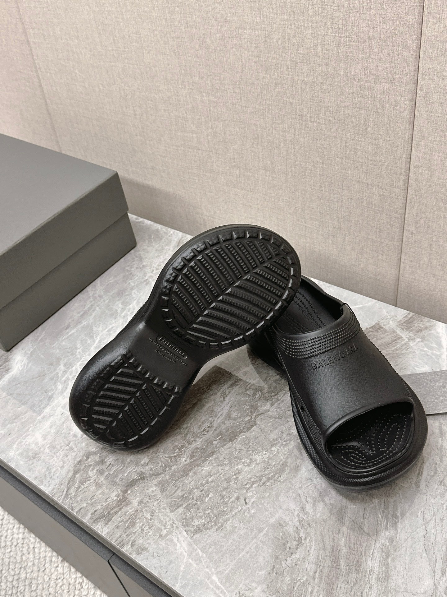 POOL CROCS SLIDE SANDAL IN BLACK RUBBER - 35