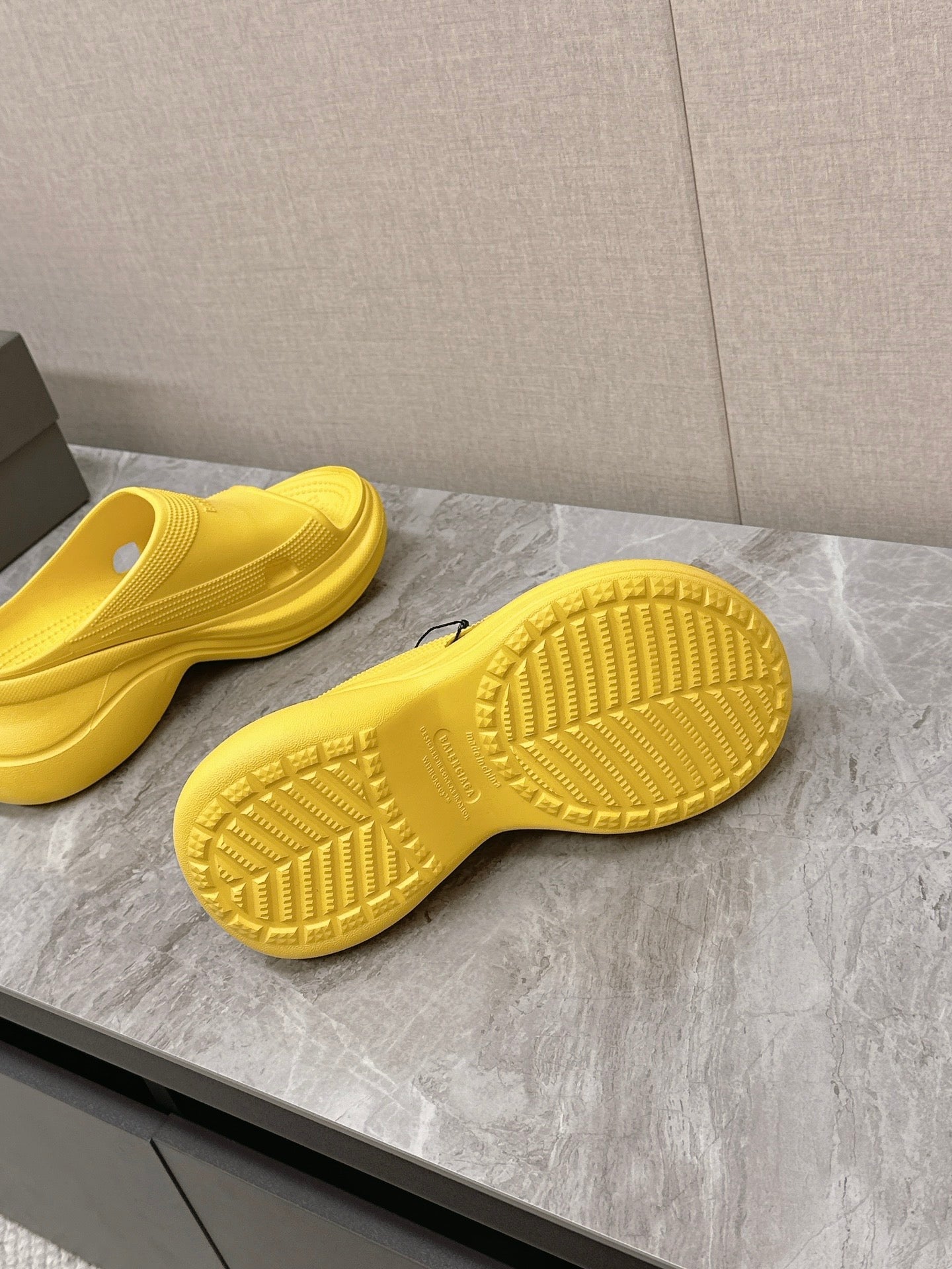 POOL CROCS SLIDE SANDAL IN YELLOW RUBBER - 35