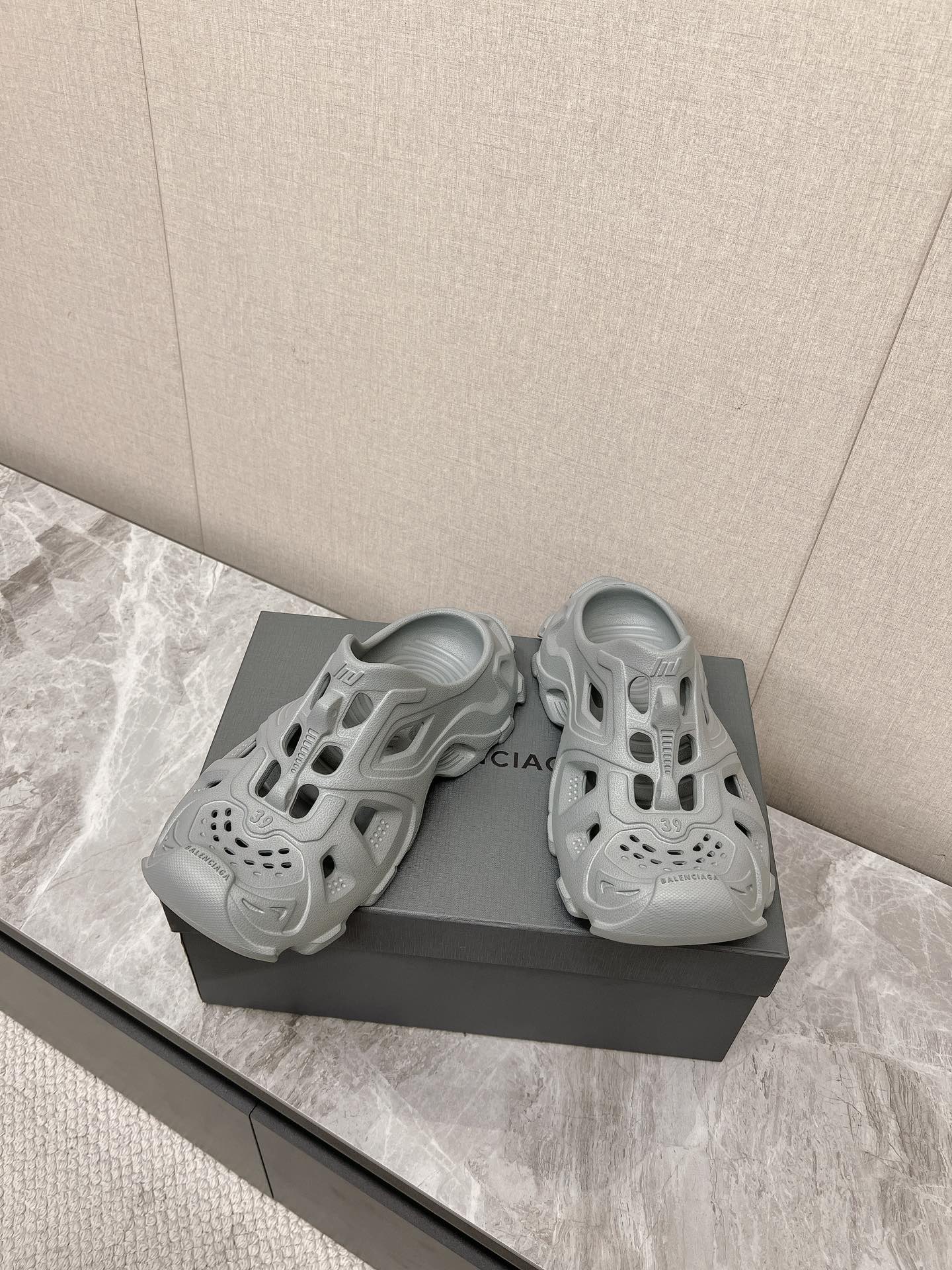 CUT-OUT MULES IN GRAY RUBBER - 36