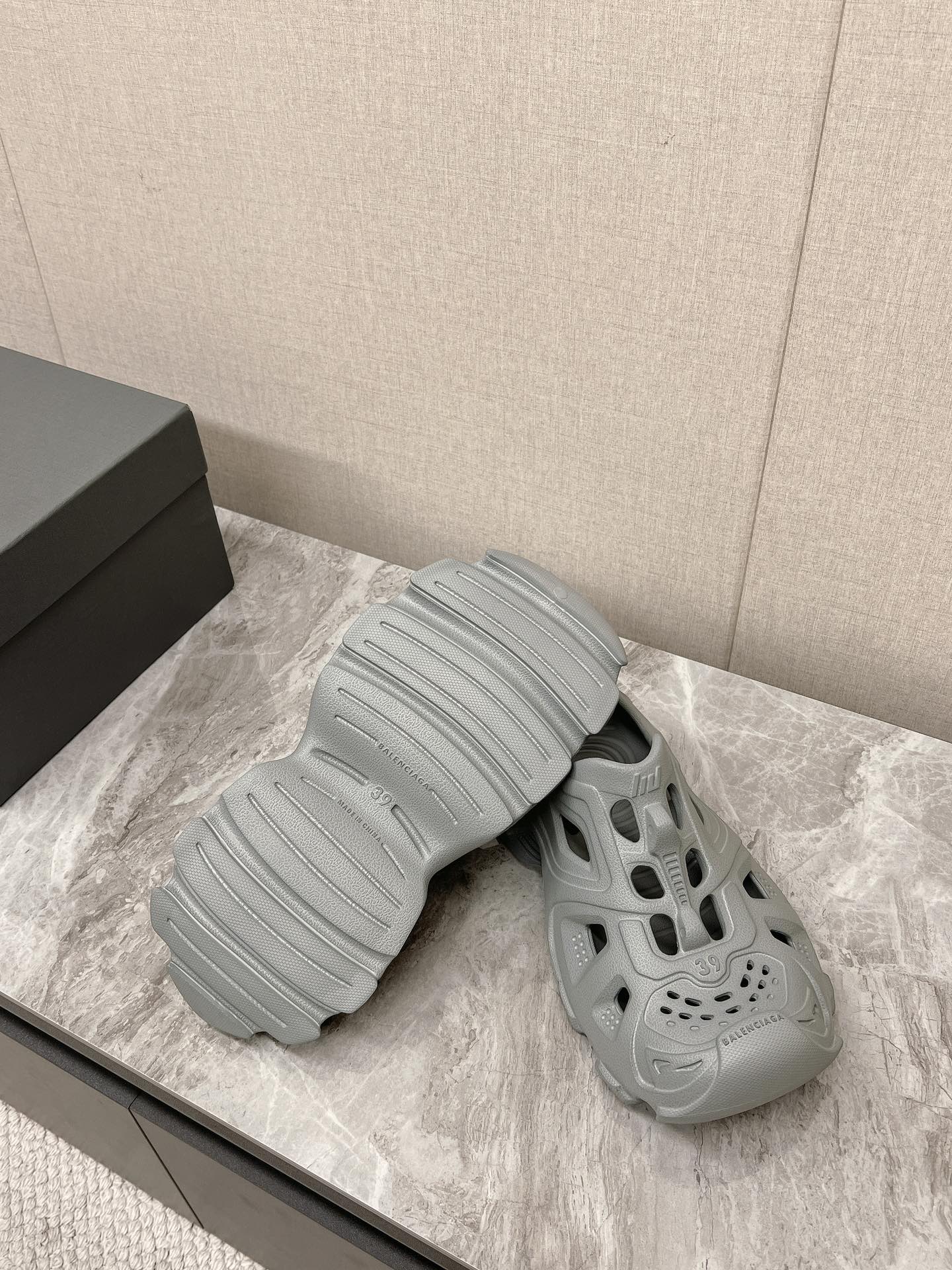 CUT-OUT MULES IN GRAY RUBBER - 36