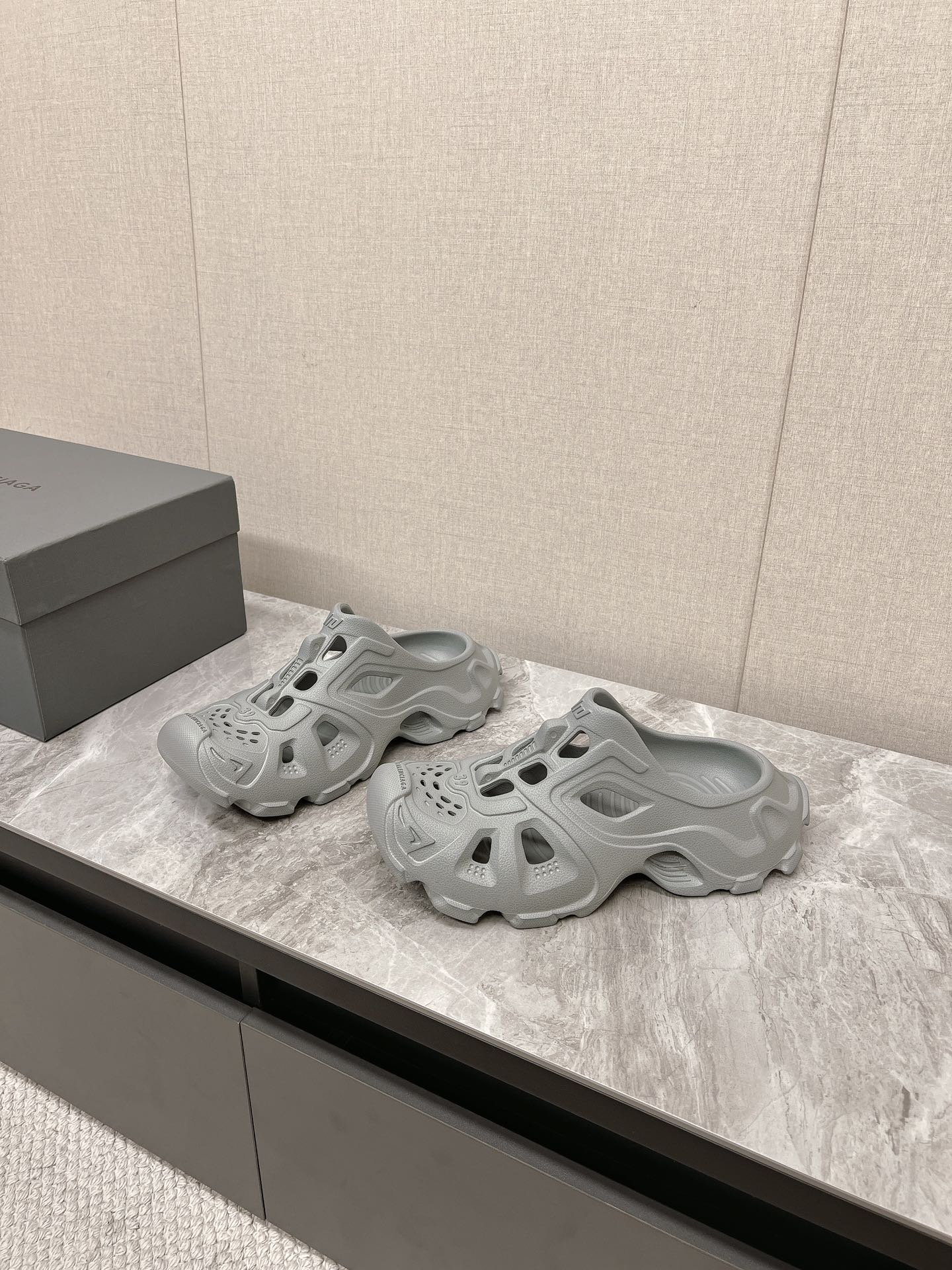 CUT-OUT MULES IN GRAY RUBBER - 36