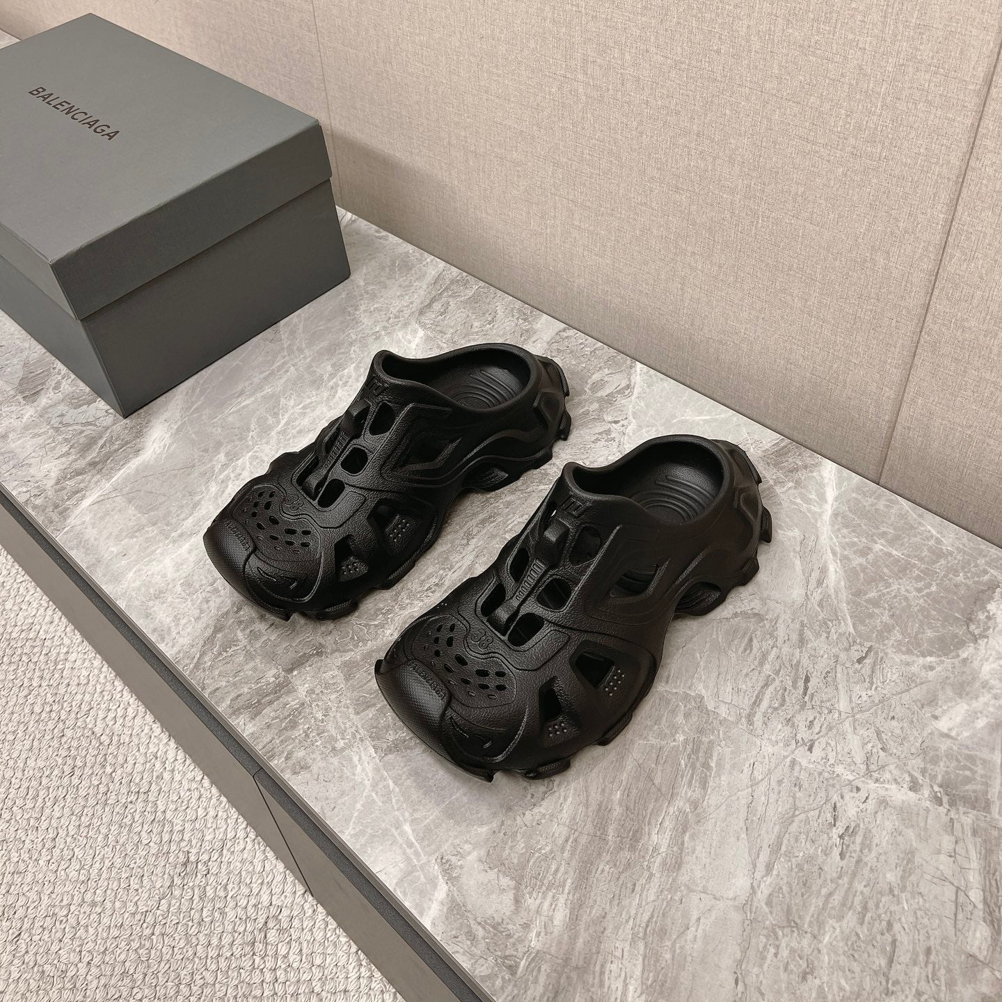 CUT-OUT MULES IN BLACK RUBBER - 36