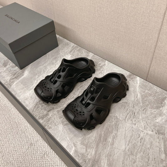 CUT-OUT MULES IN BLACK RUBBER - 36